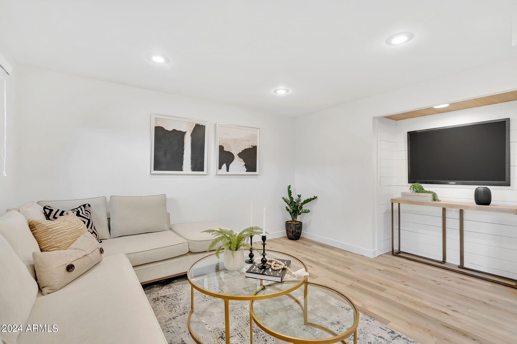 8450 E LINCOLN Drive