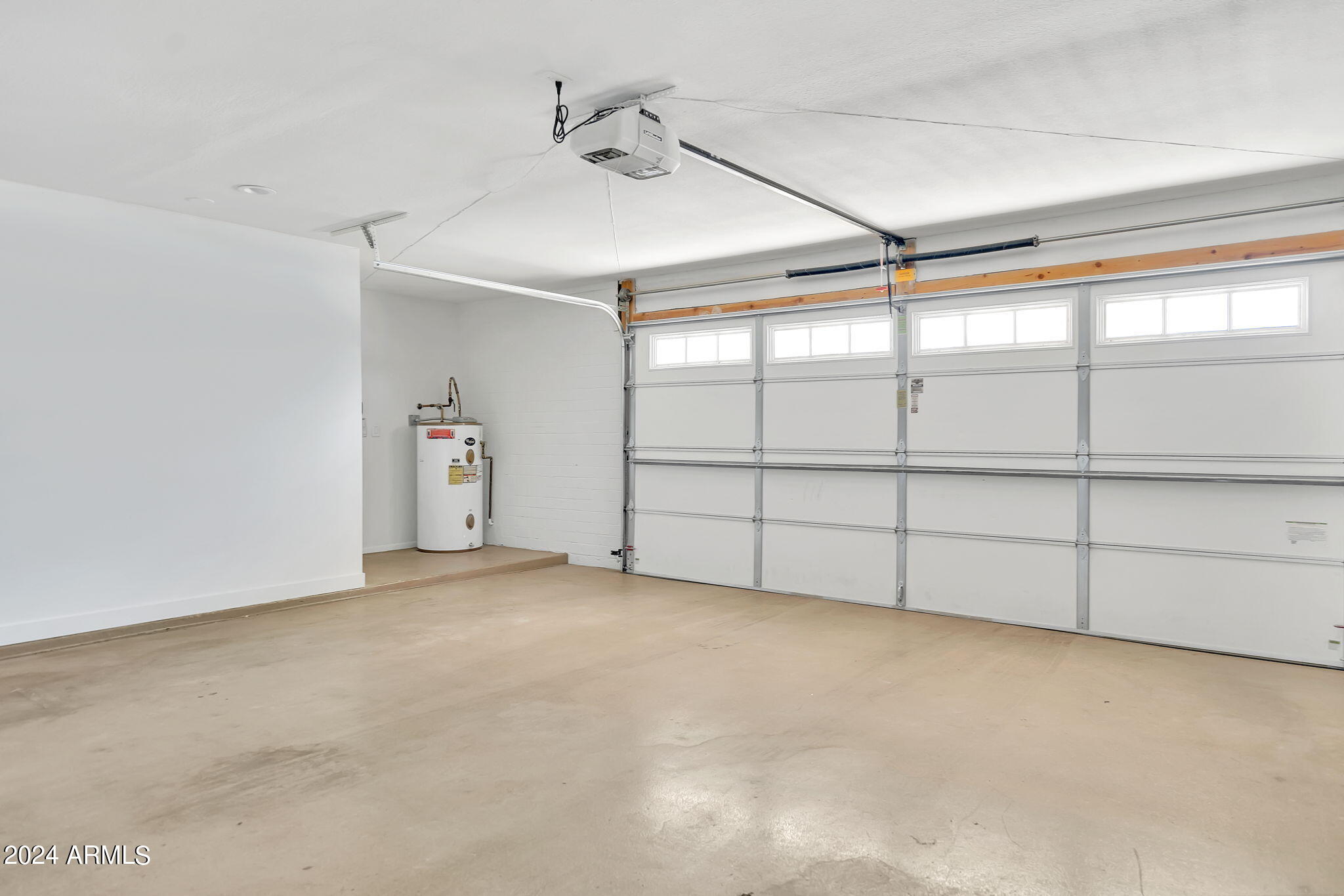 8450 E LINCOLN Drive