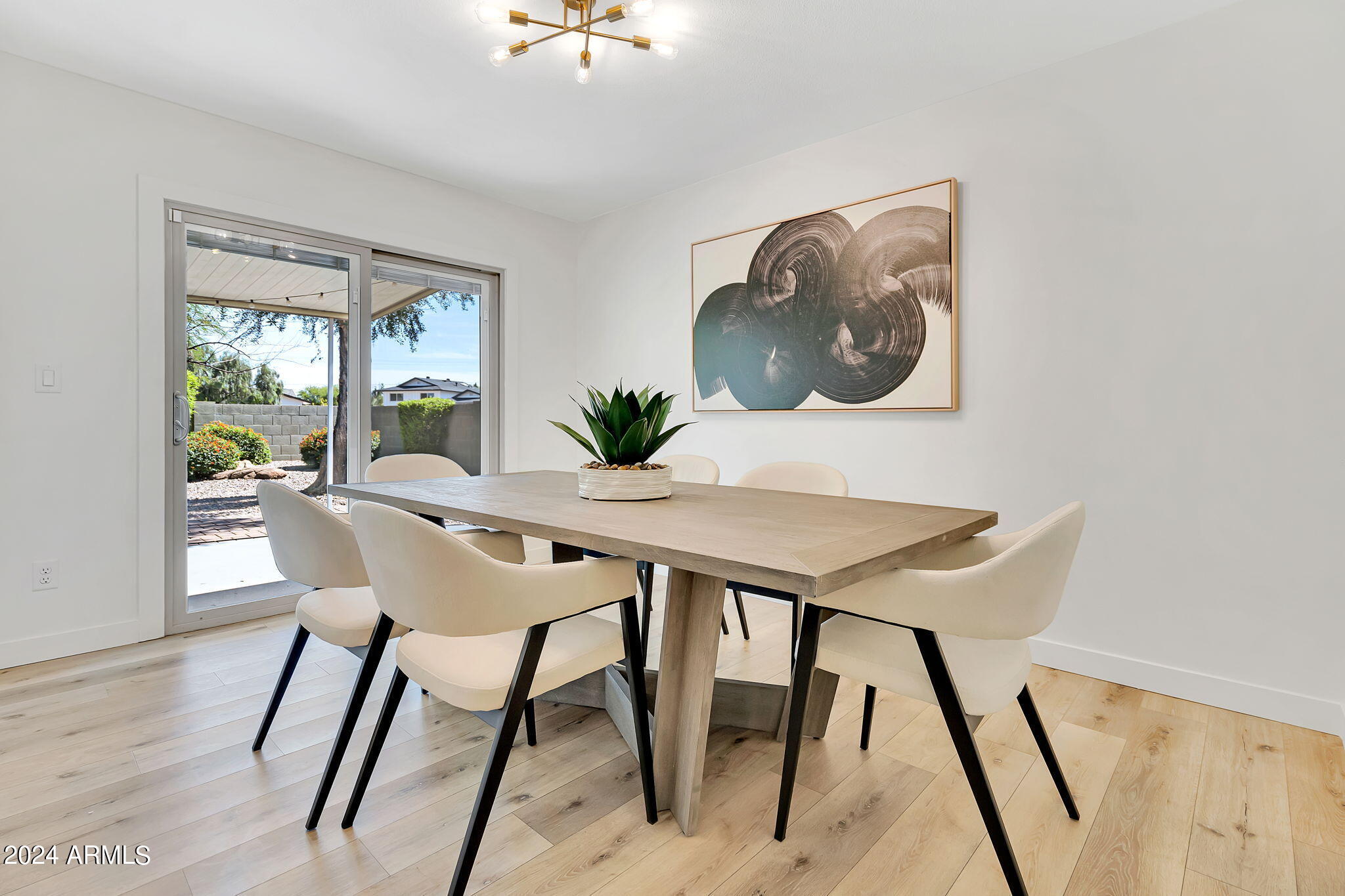 8450 E LINCOLN Drive