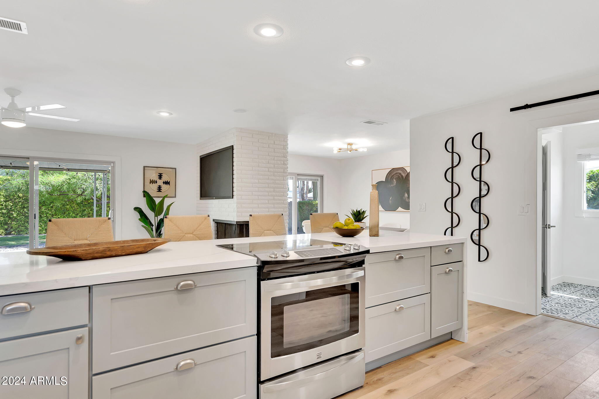 8450 E LINCOLN Drive