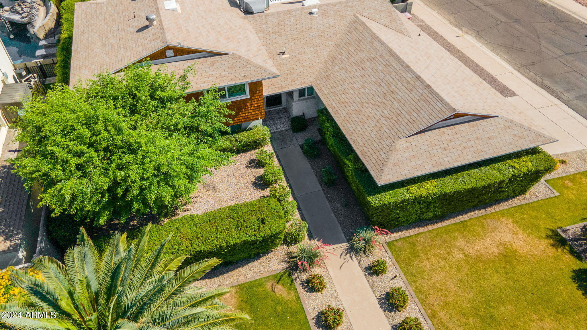 8450 E LINCOLN Drive