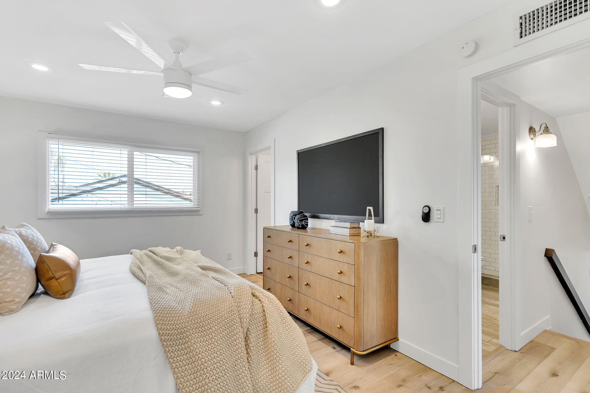 8450 E LINCOLN Drive