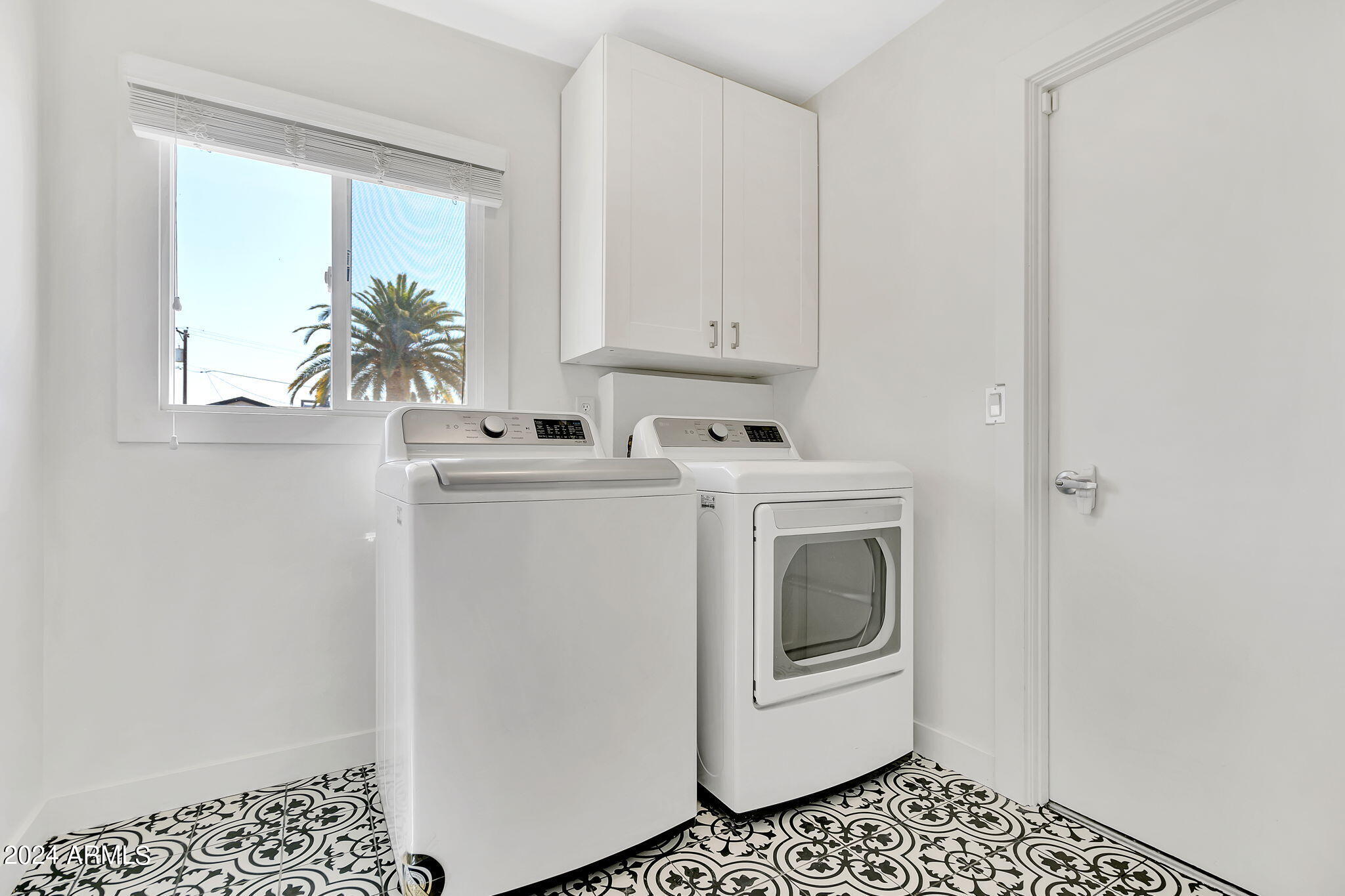 8450 E LINCOLN Drive