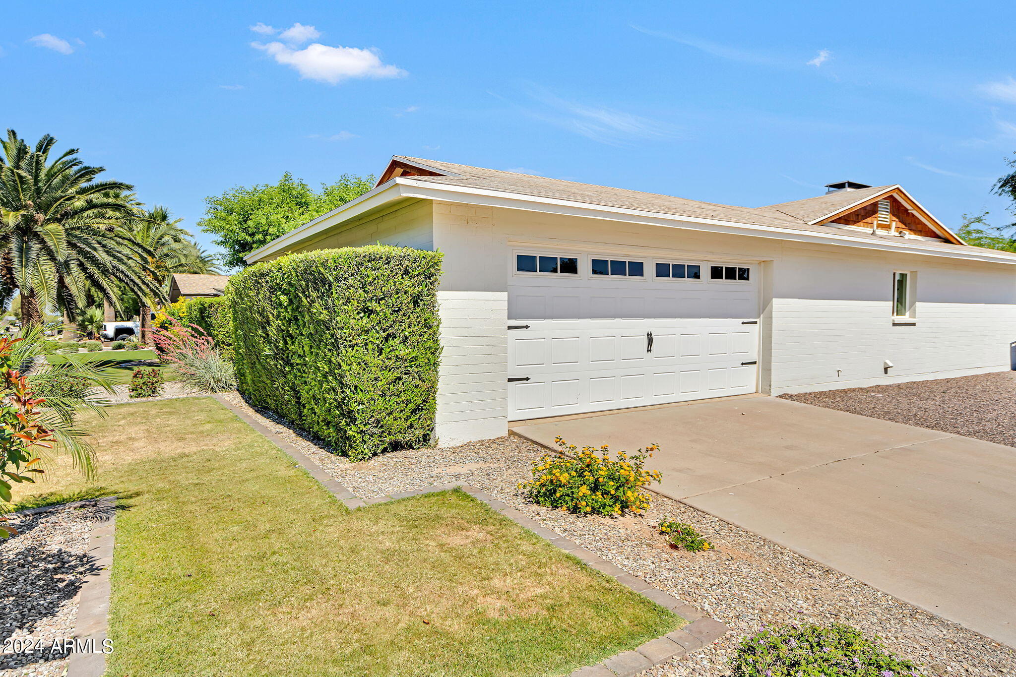 8450 E LINCOLN Drive