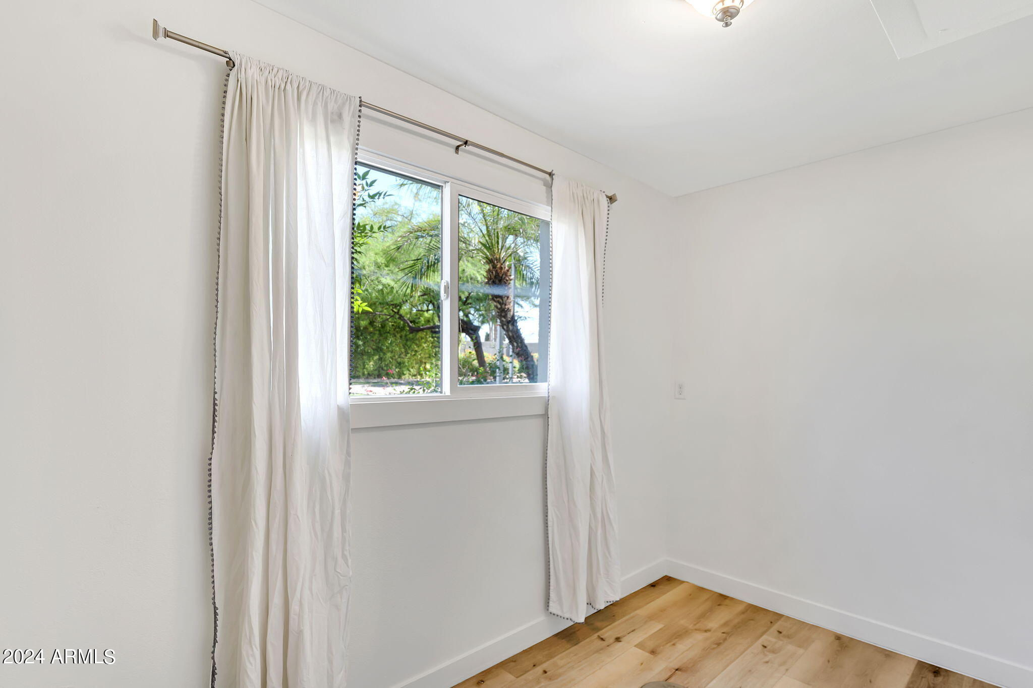 8450 E LINCOLN Drive