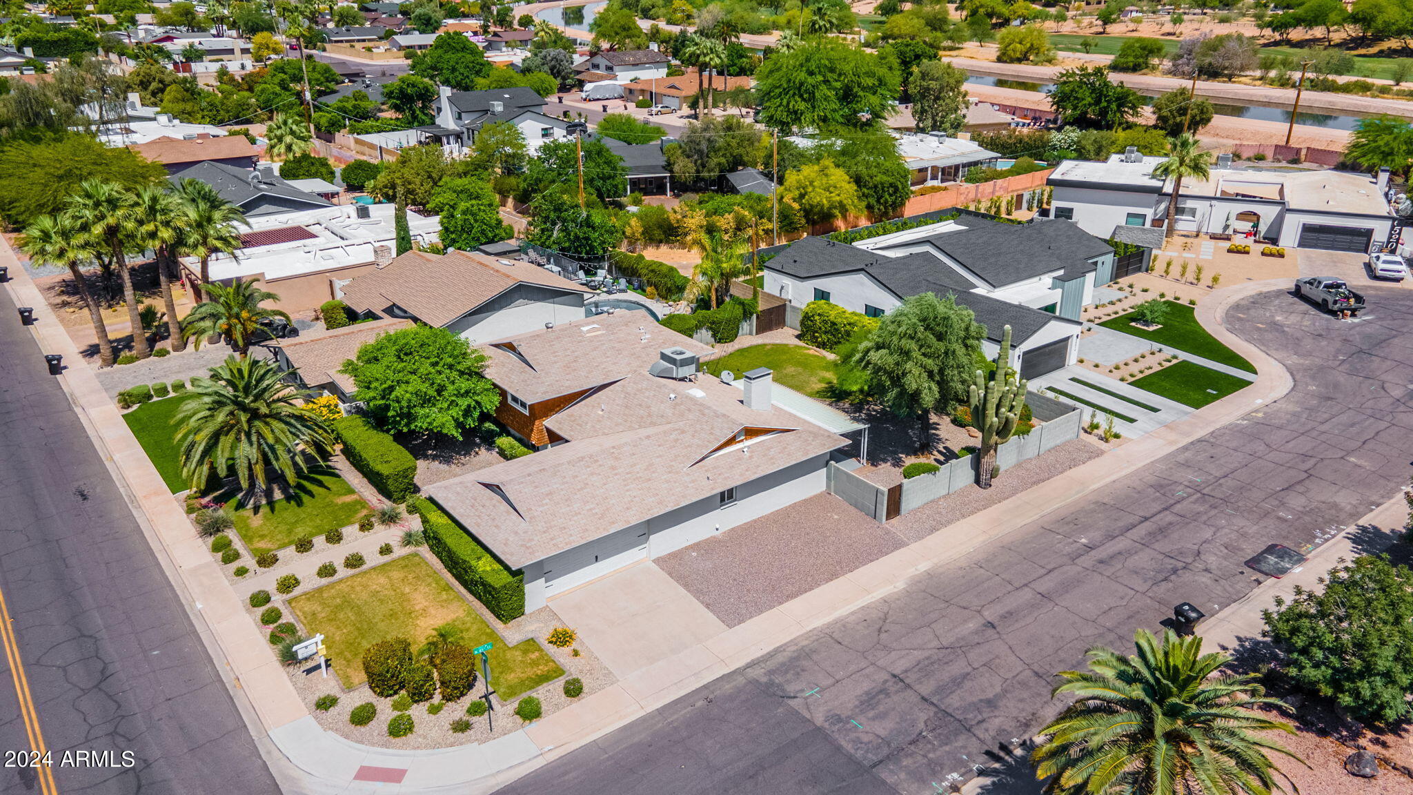 8450 E LINCOLN Drive