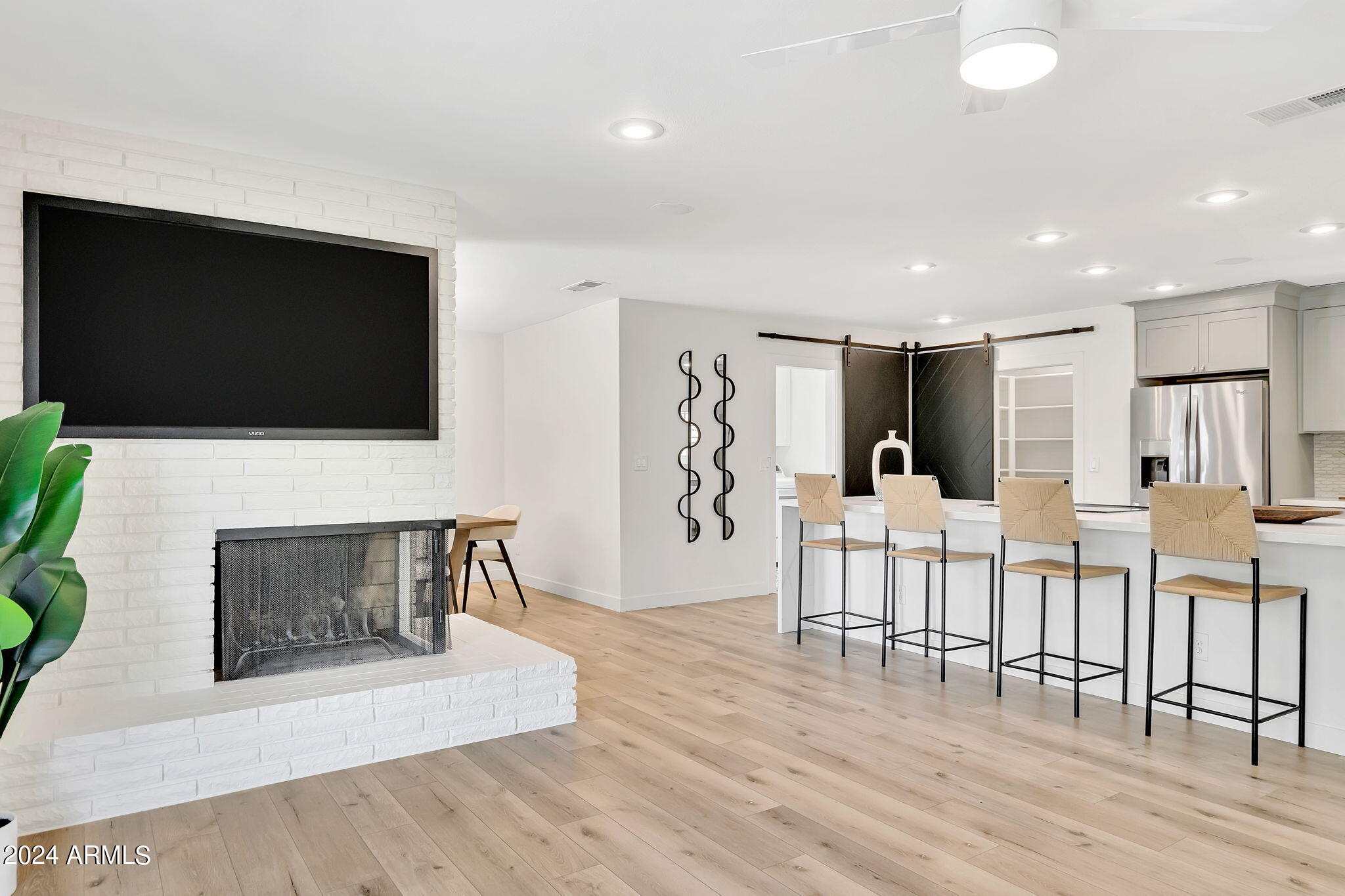 8450 E LINCOLN Drive