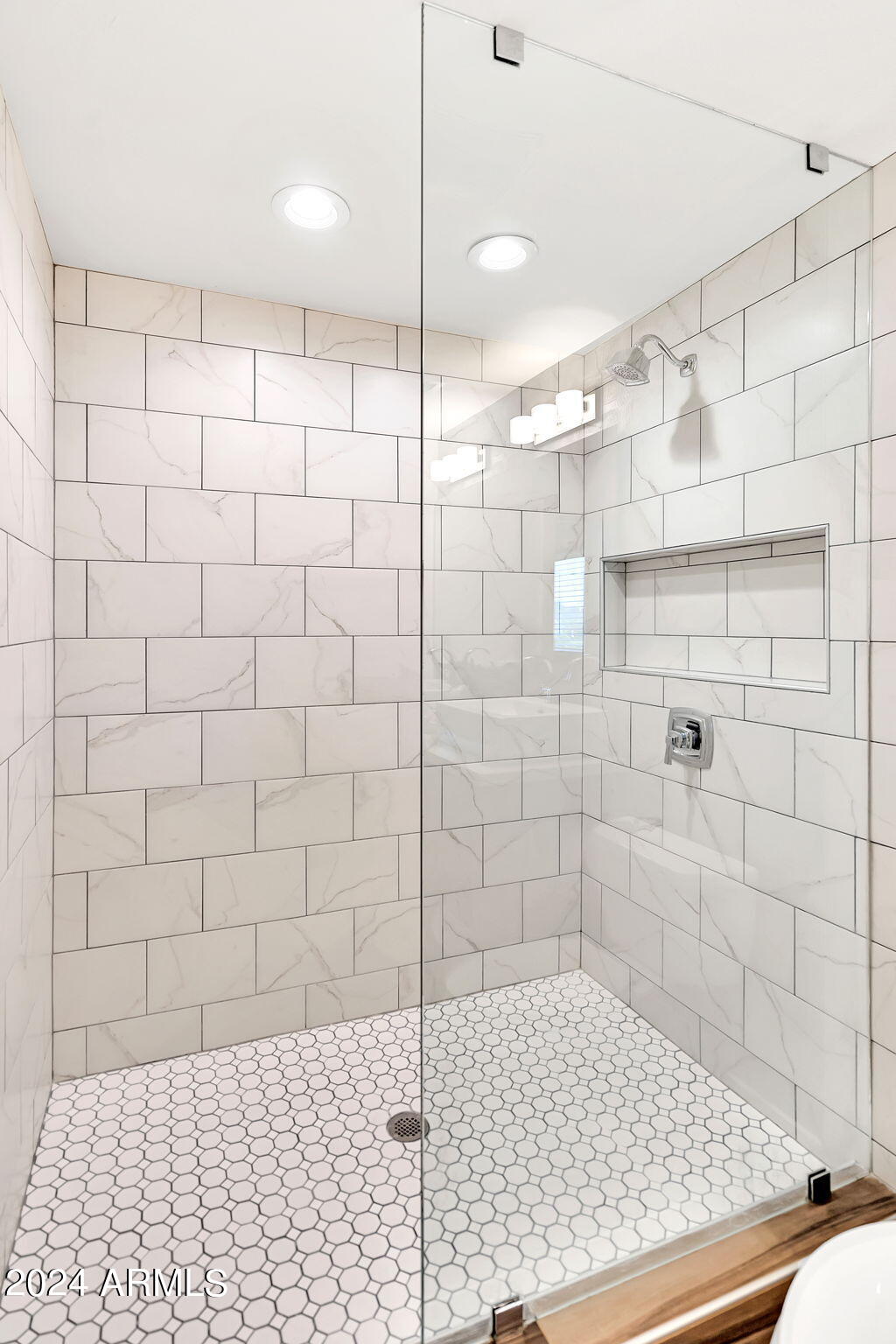 8450 E LINCOLN Drive