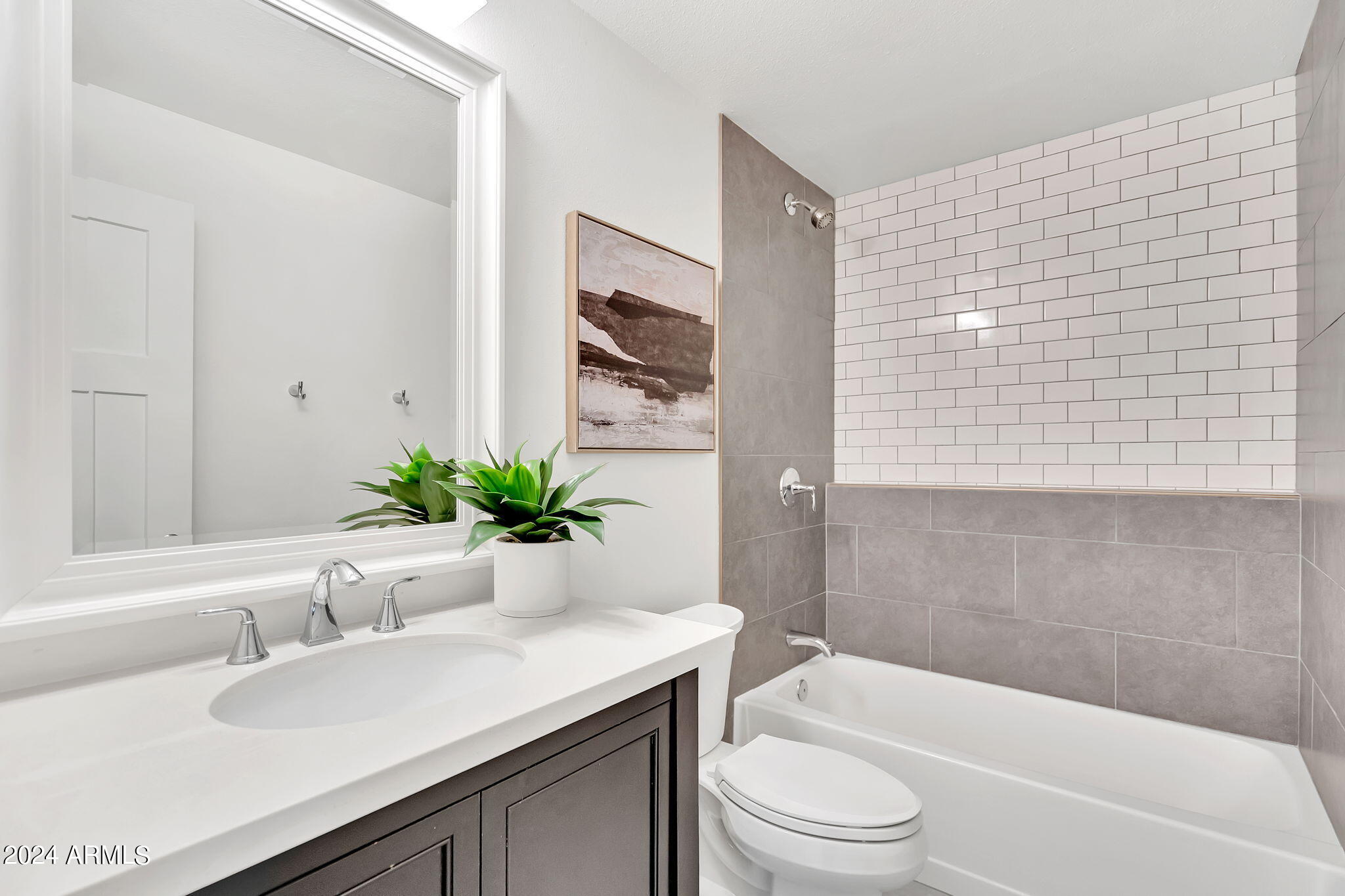 8450 E LINCOLN Drive