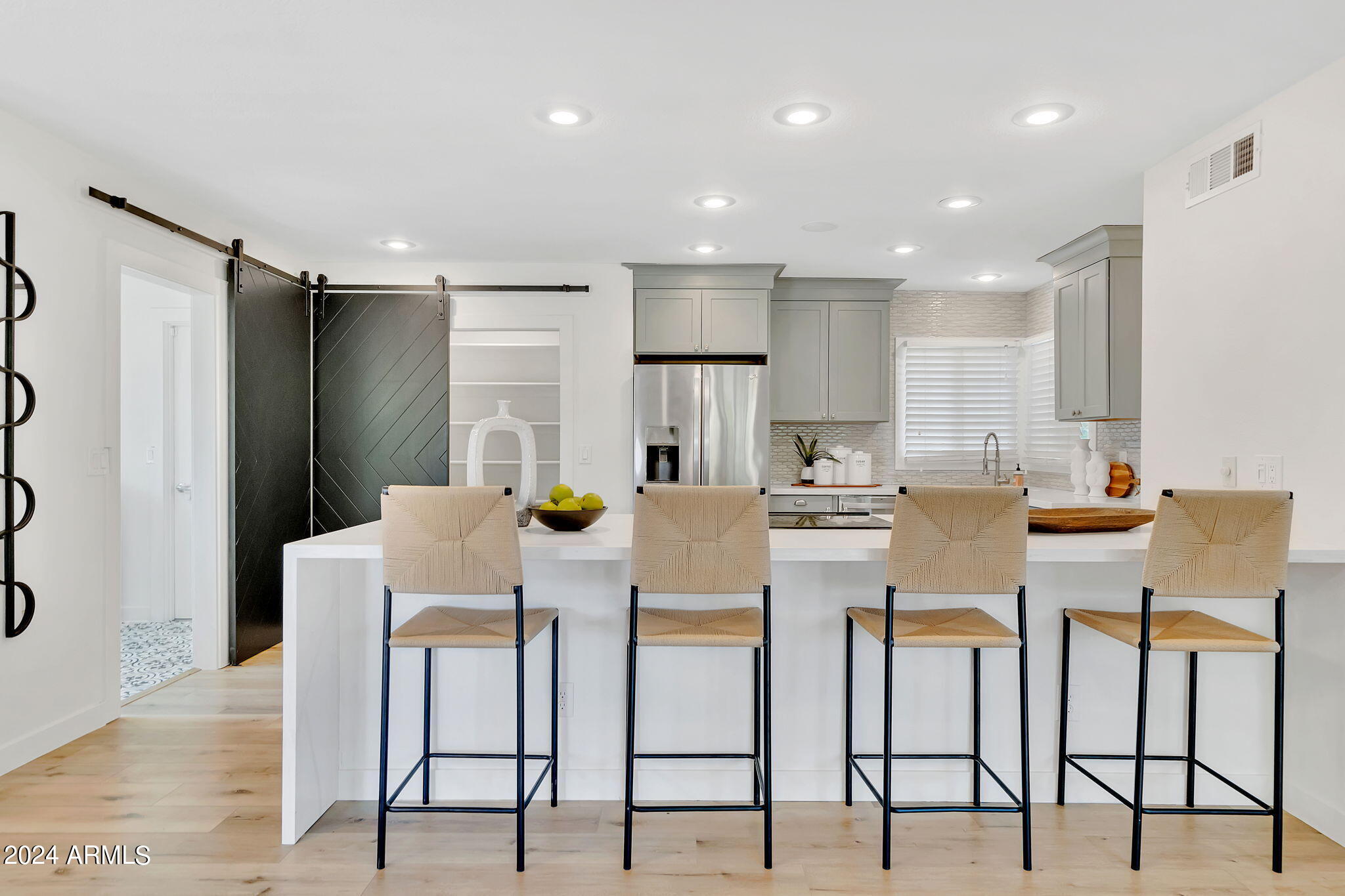 8450 E LINCOLN Drive