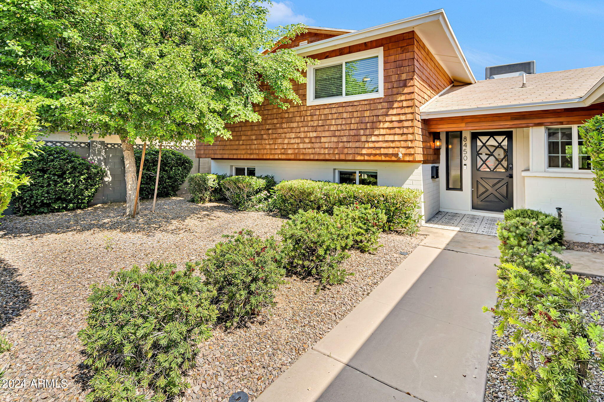 8450 E LINCOLN Drive