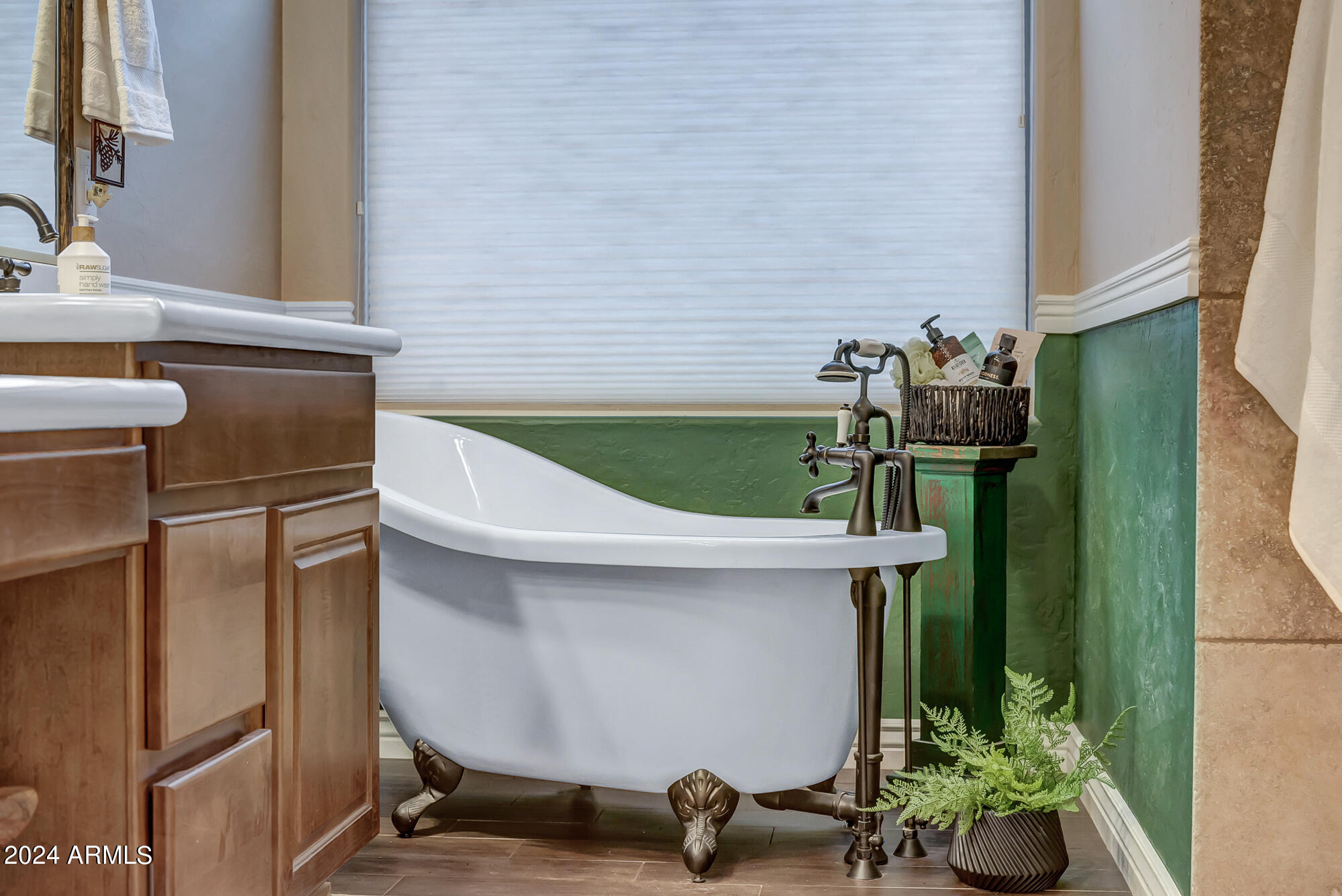 2254 W HAZELHURST Drive