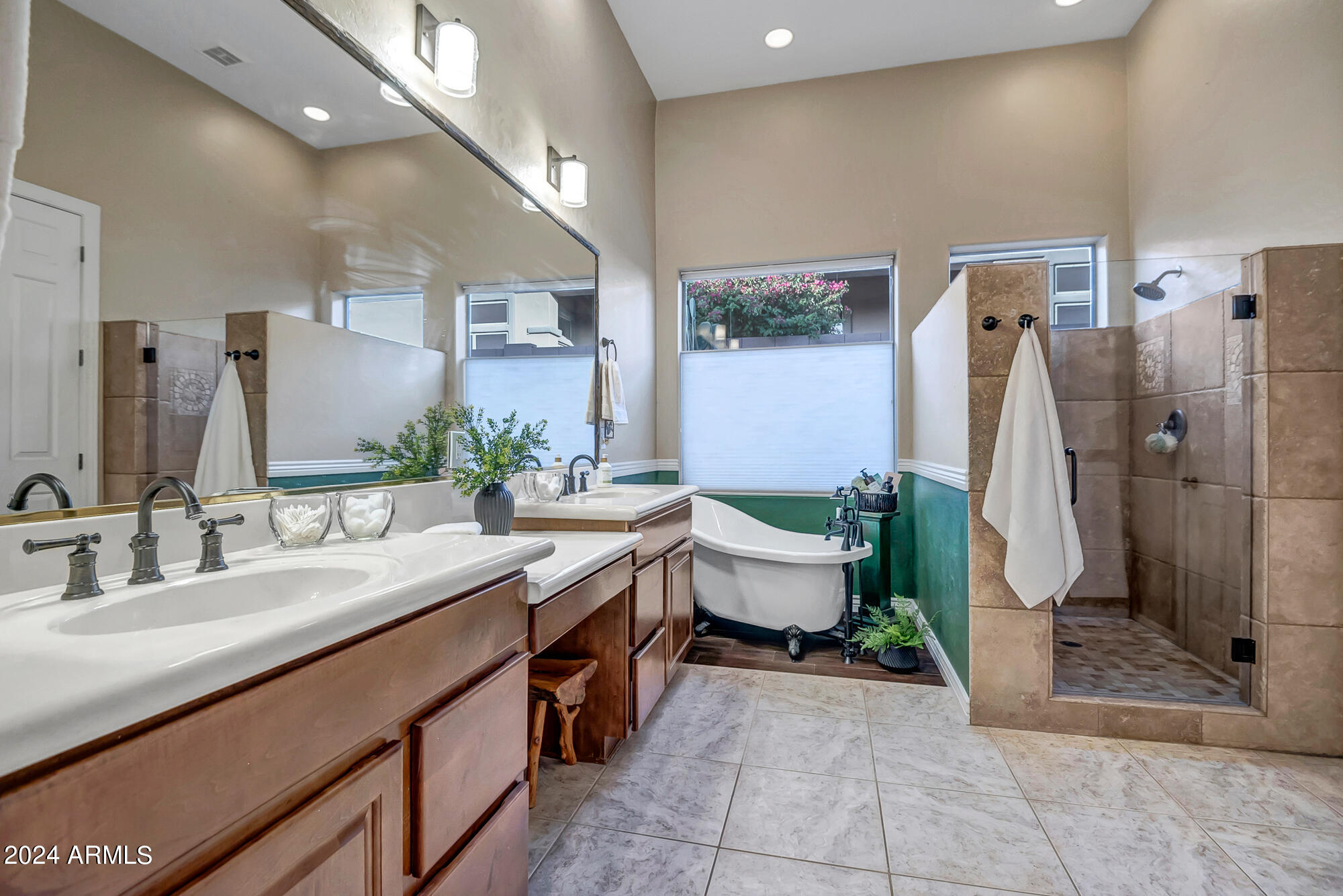 2254 W HAZELHURST Drive