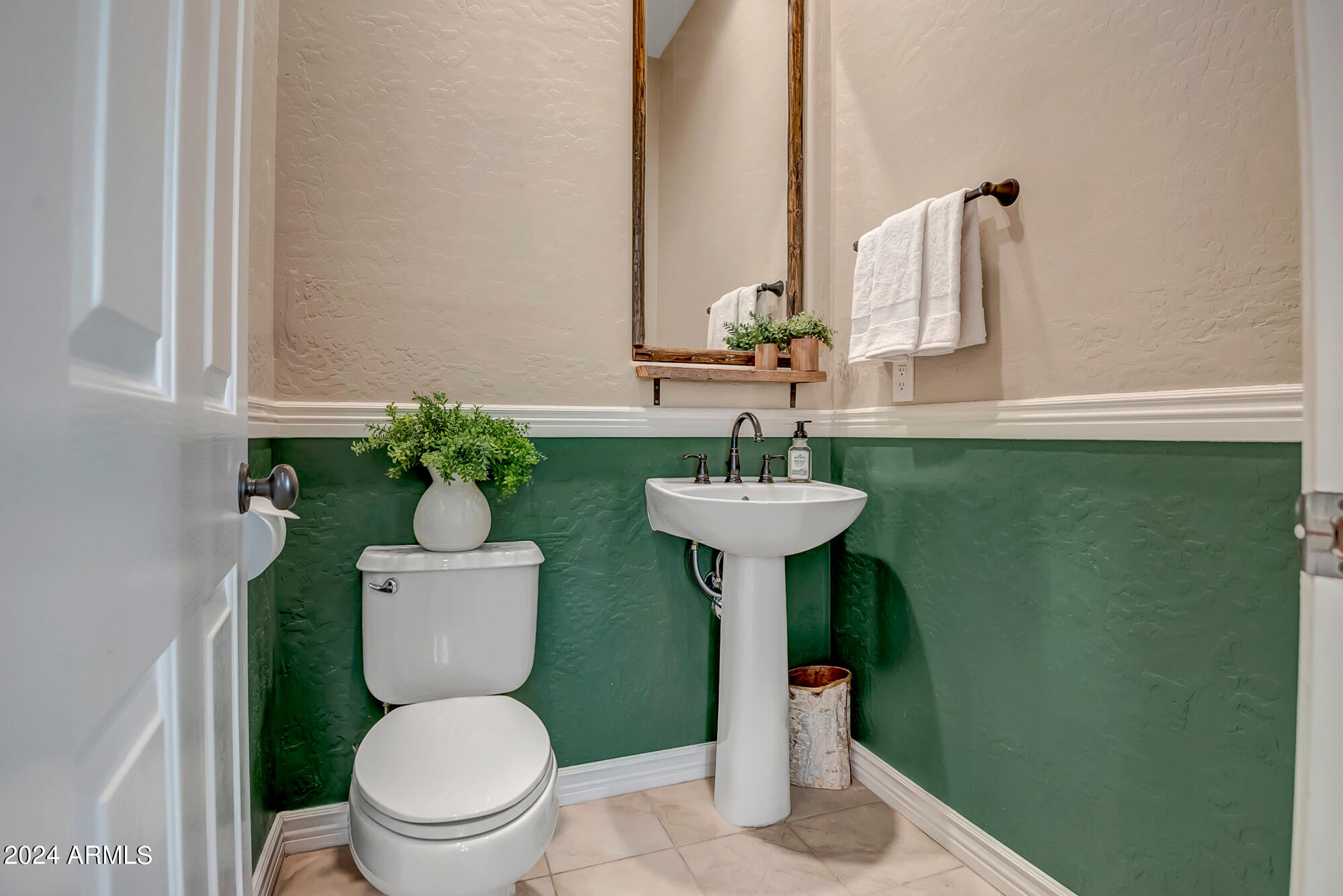 2254 W HAZELHURST Drive