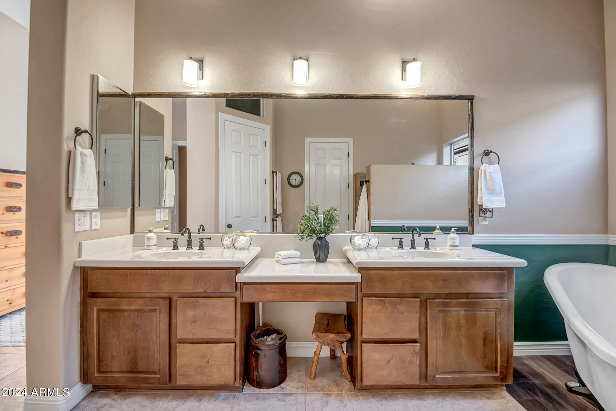 2254 W HAZELHURST Drive