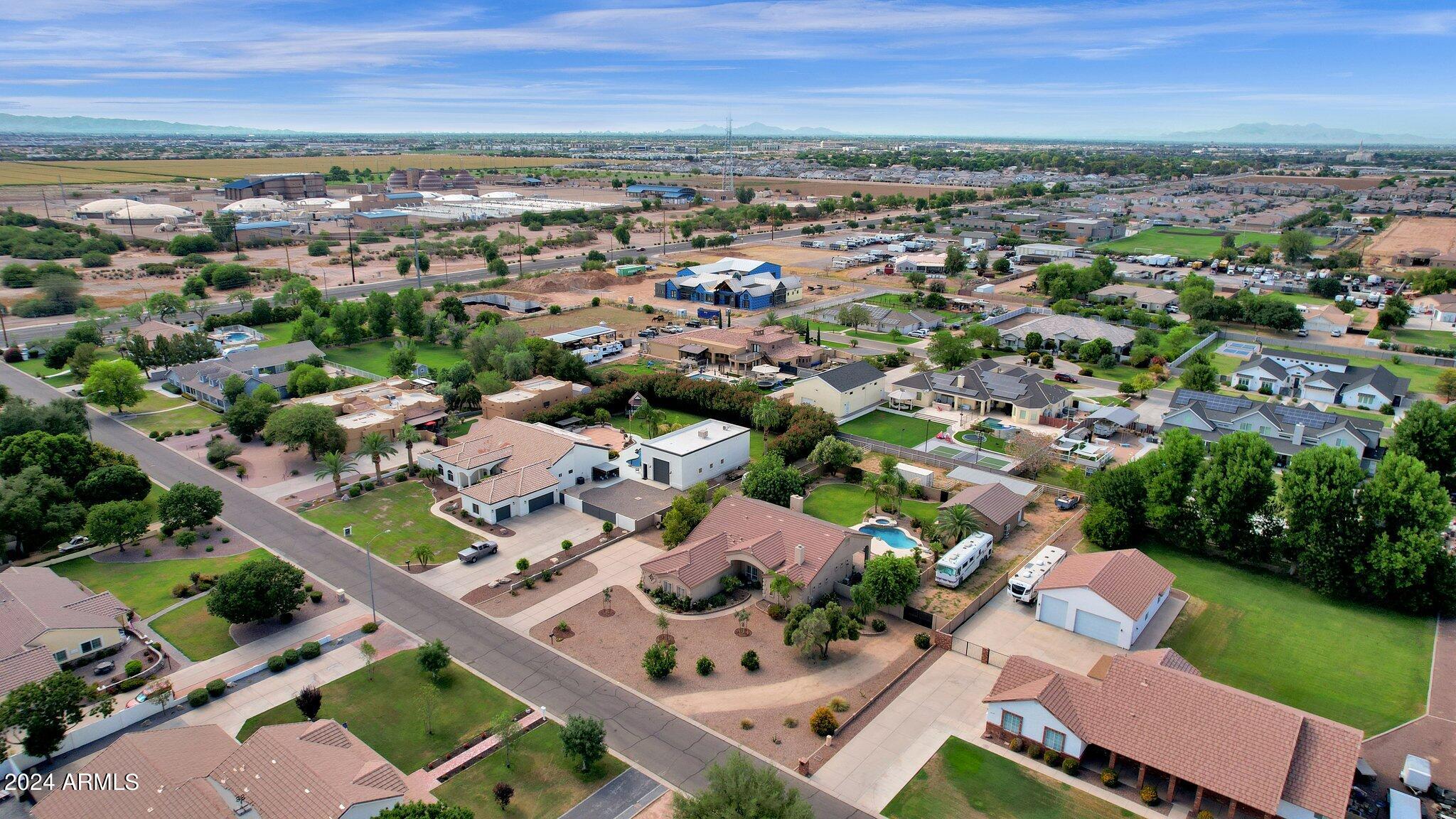 2512 E ARROWHEAD Trail