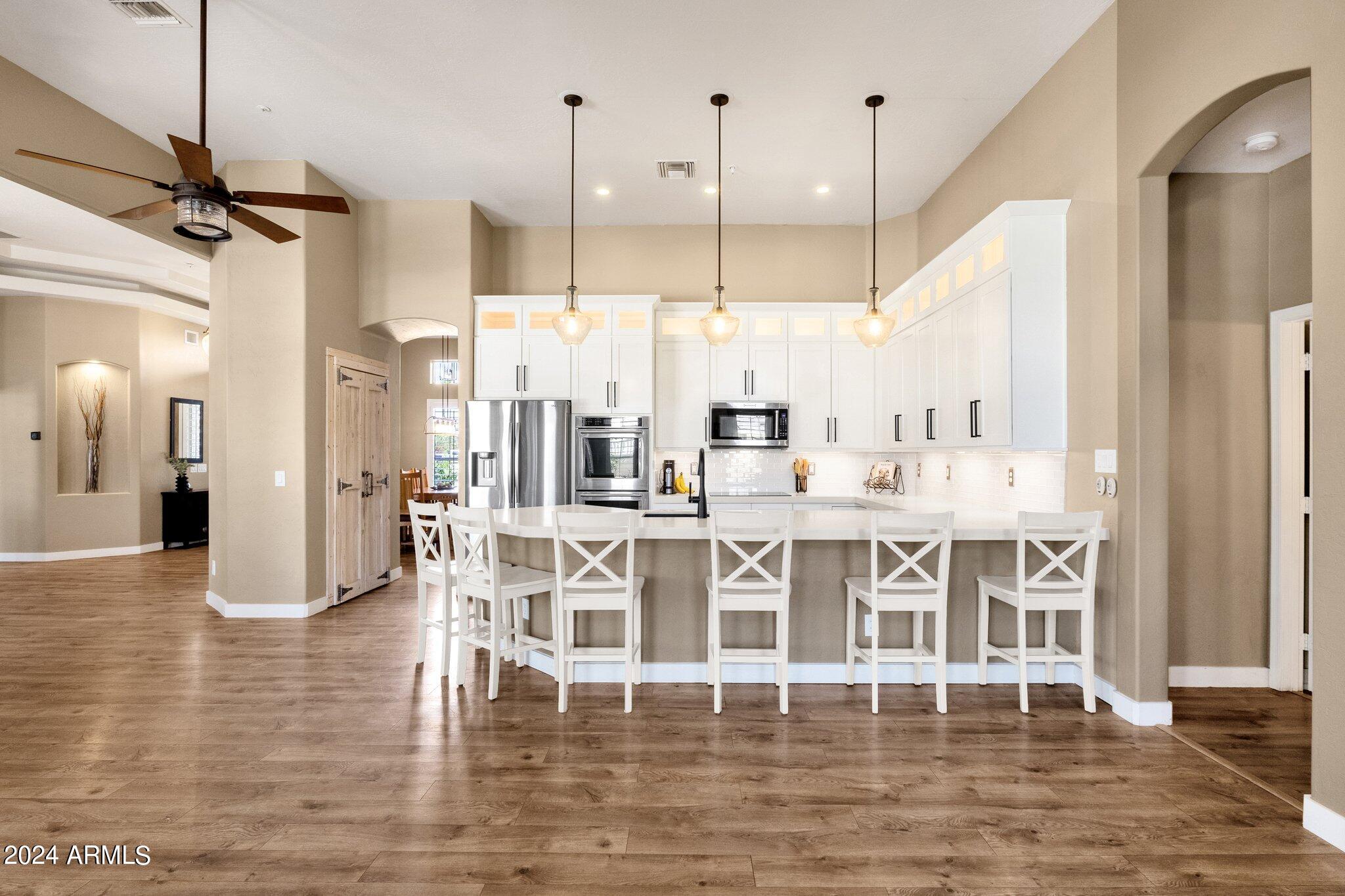 2512 E ARROWHEAD Trail