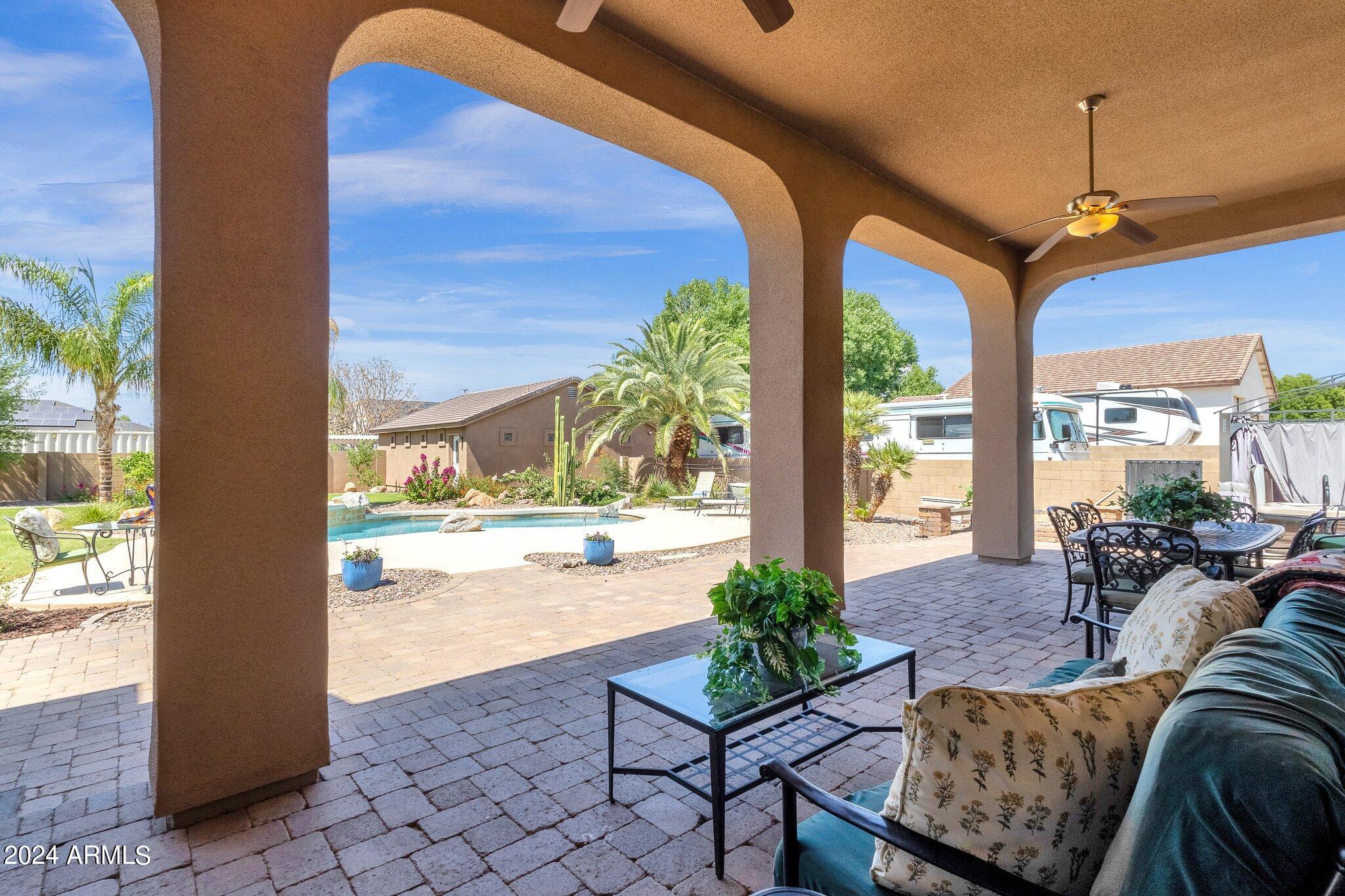 2512 E ARROWHEAD Trail