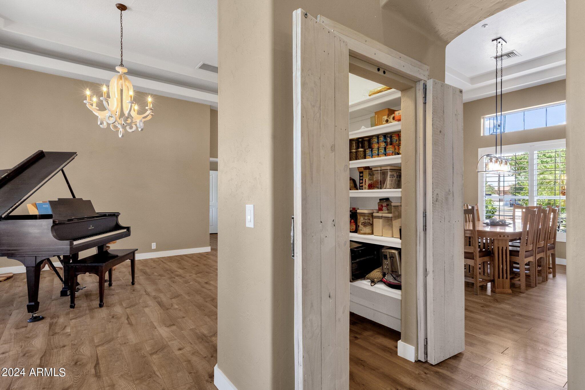 2512 E ARROWHEAD Trail