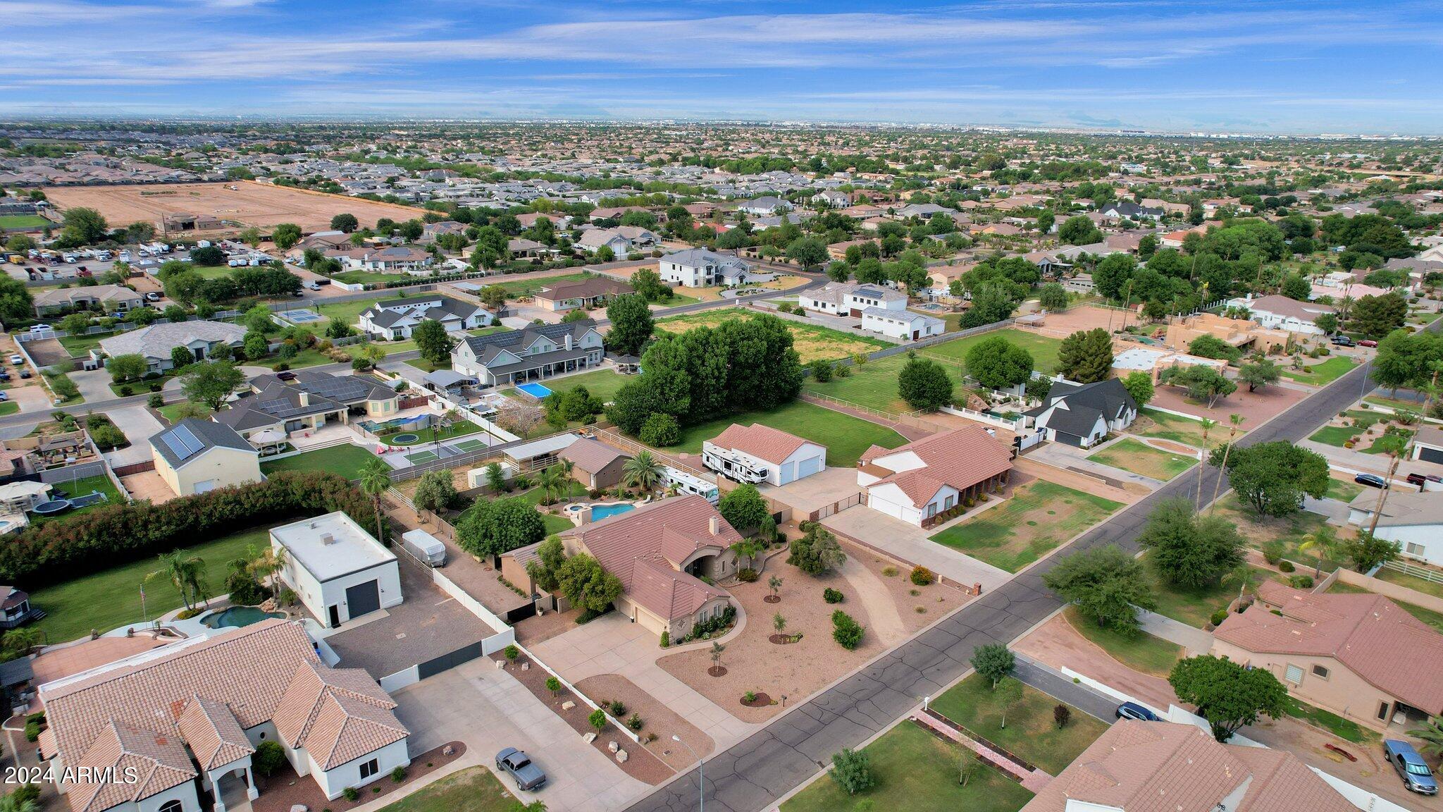 2512 E ARROWHEAD Trail