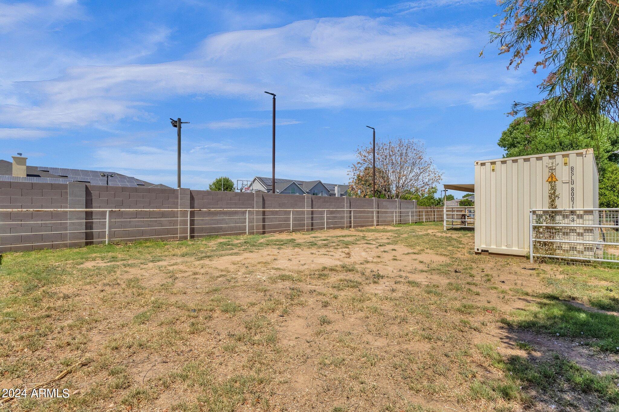 2512 E ARROWHEAD Trail