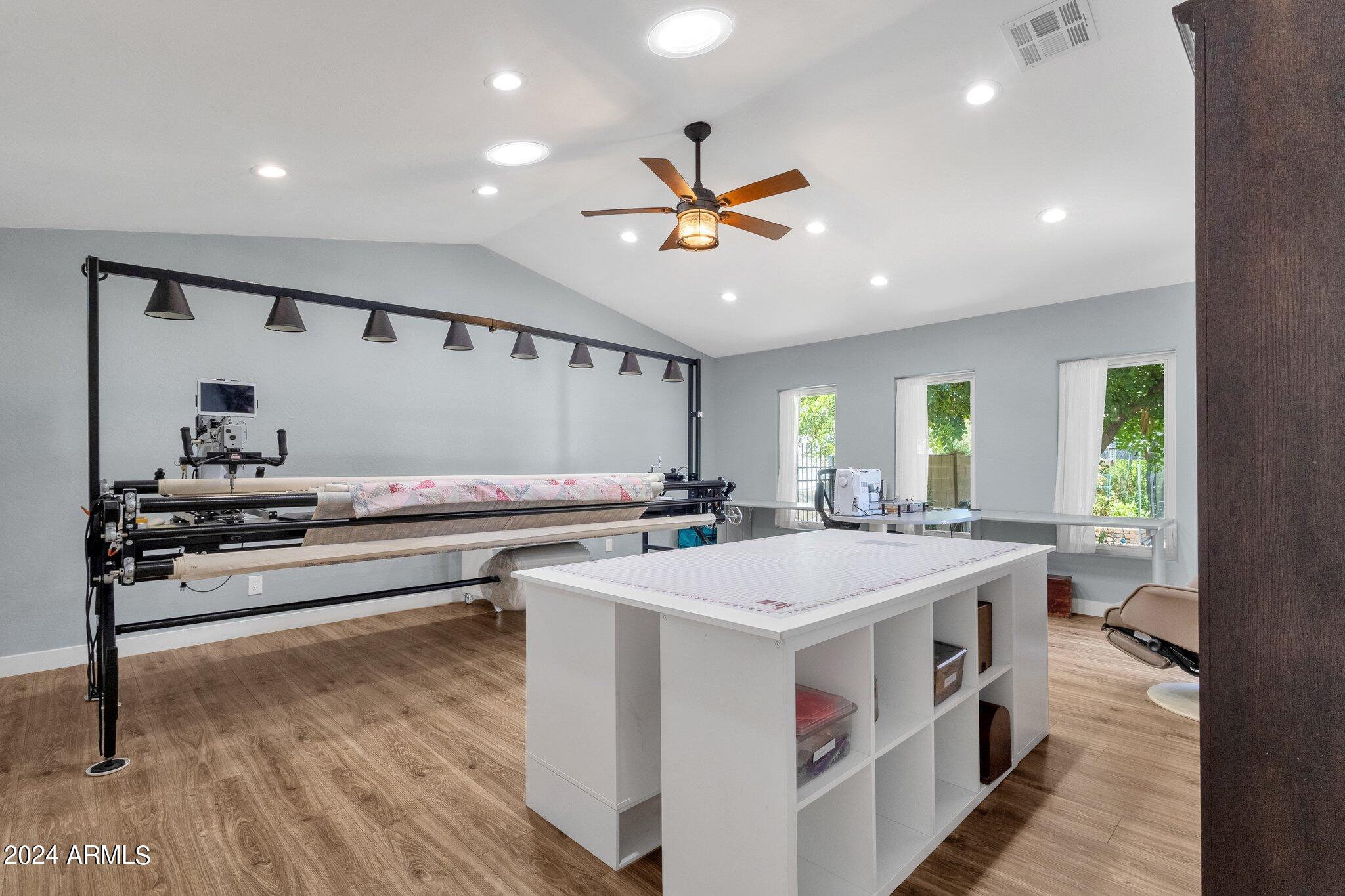 2512 E ARROWHEAD Trail