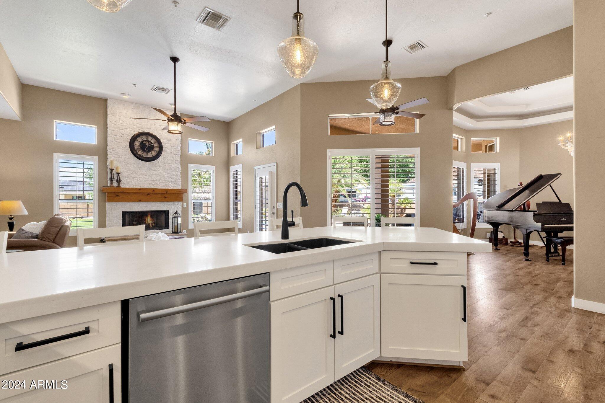 2512 E ARROWHEAD Trail