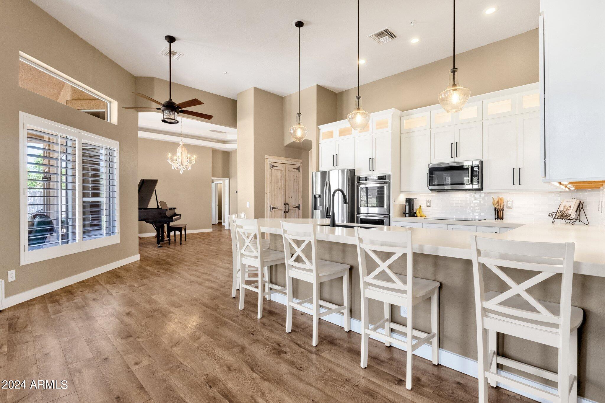 2512 E ARROWHEAD Trail