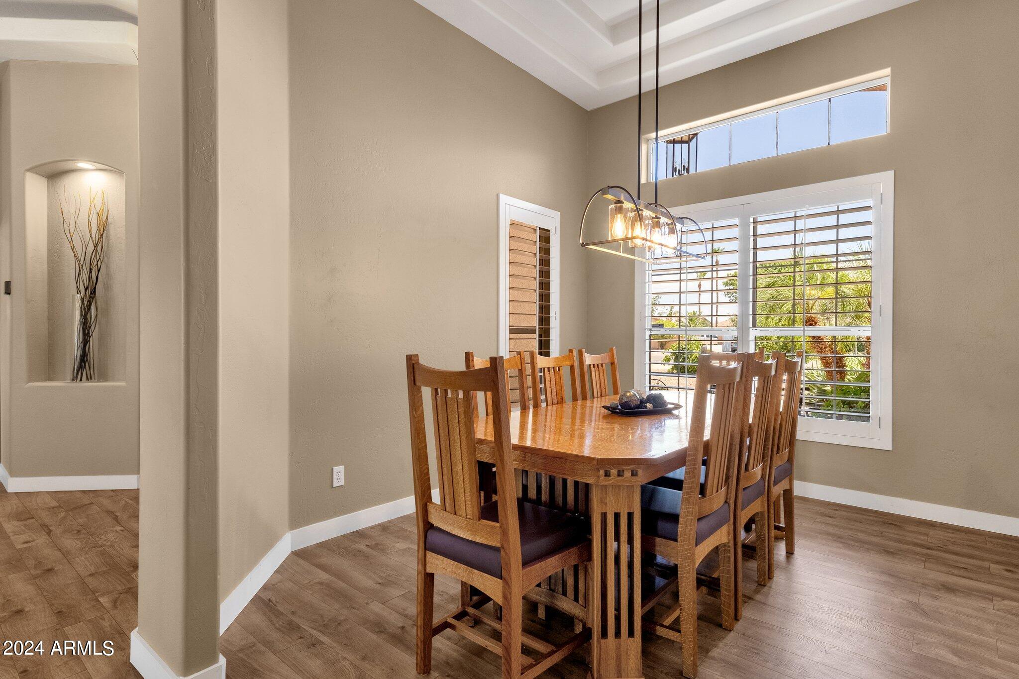 2512 E ARROWHEAD Trail