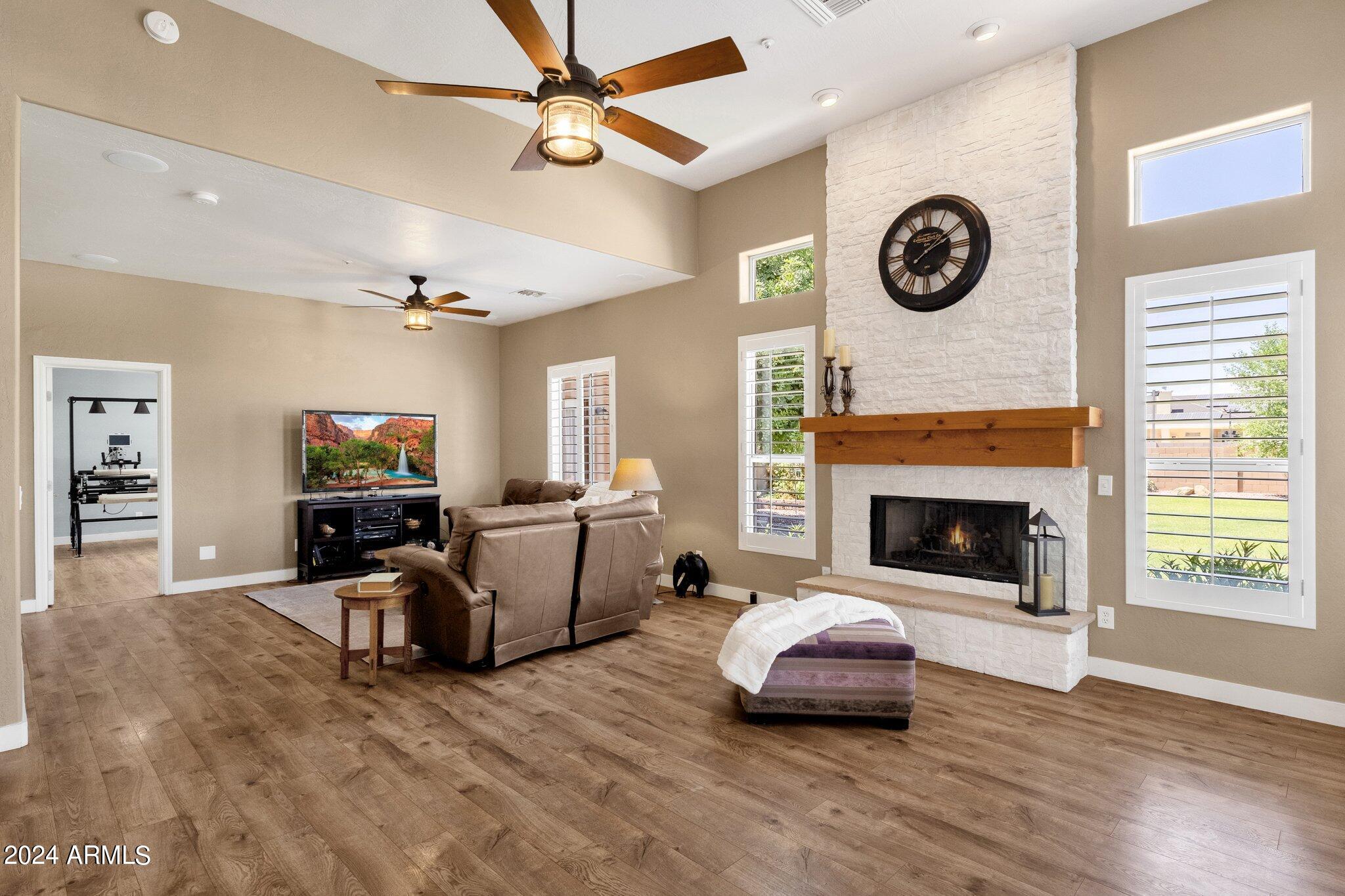 2512 E ARROWHEAD Trail