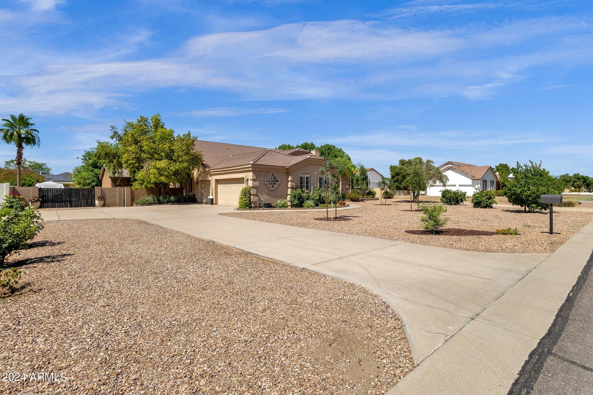 2512 E ARROWHEAD Trail