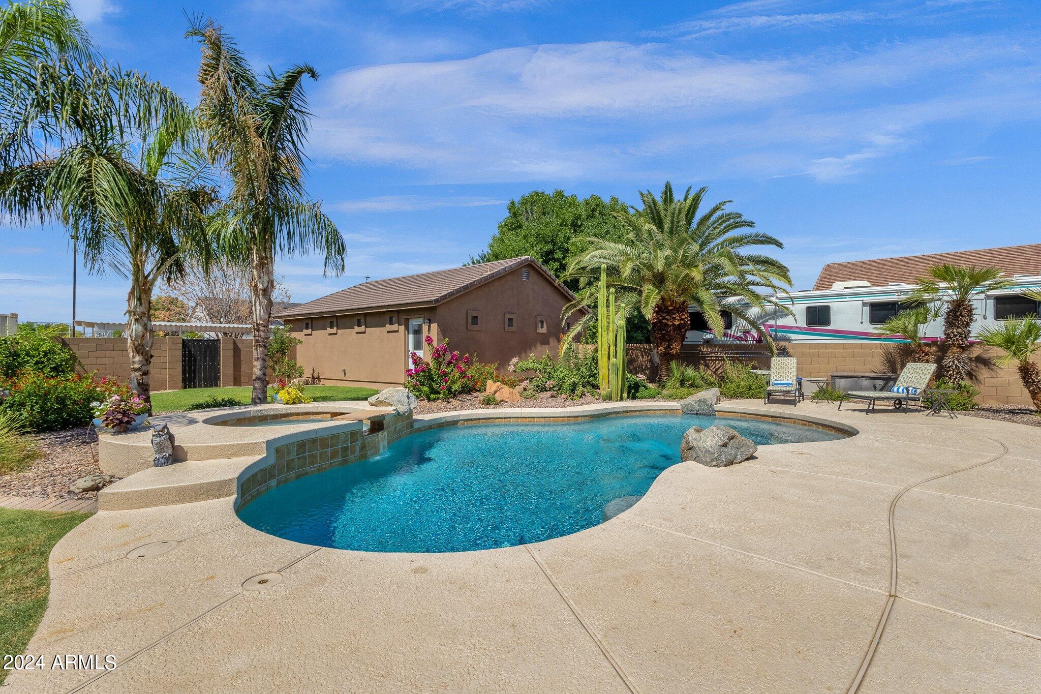 2512 E ARROWHEAD Trail