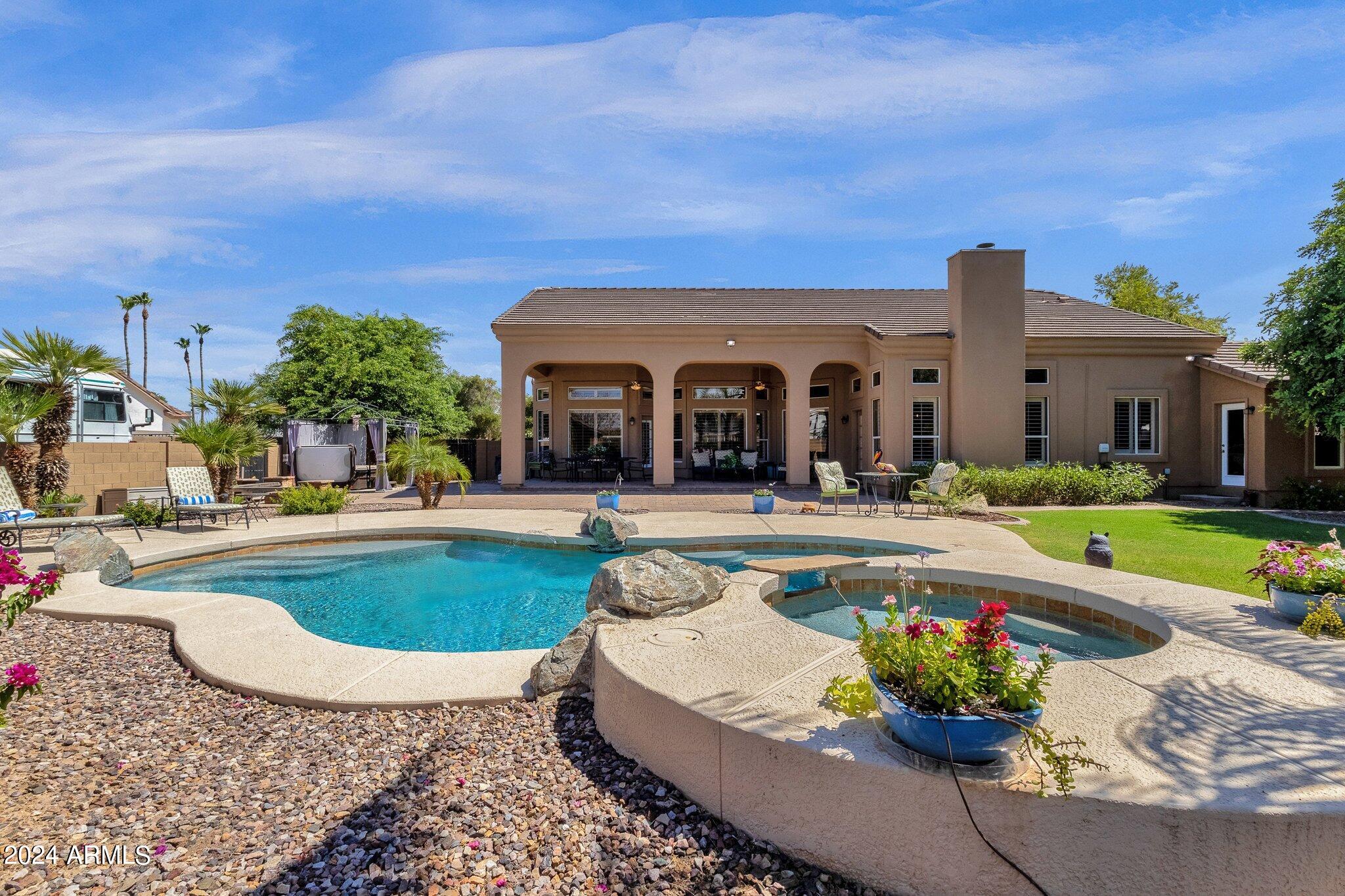 2512 E ARROWHEAD Trail