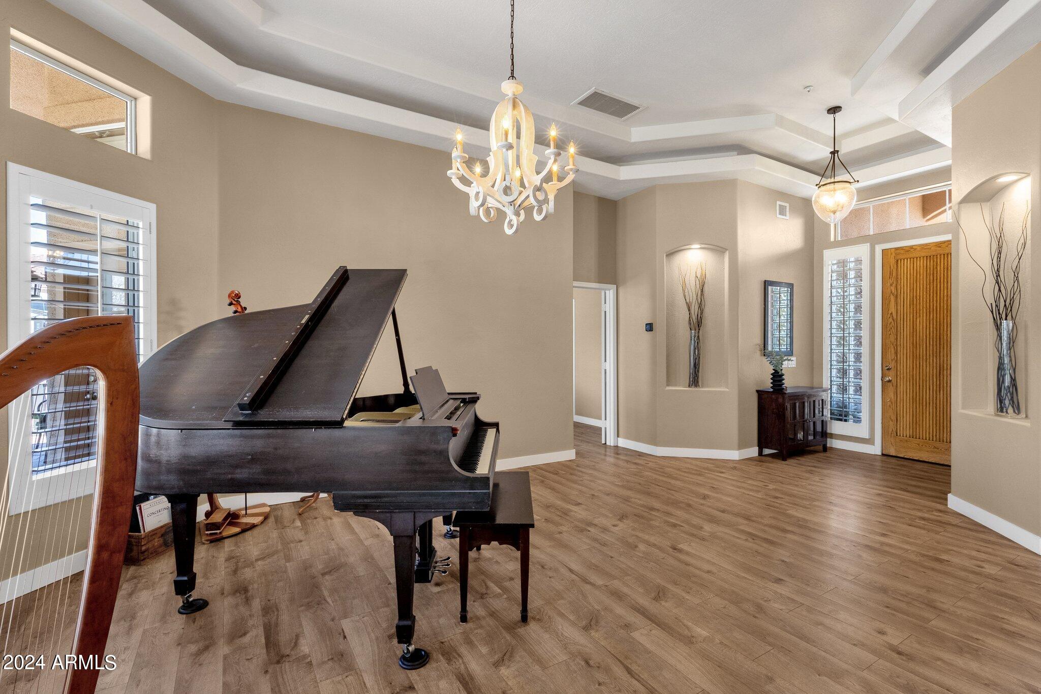 2512 E ARROWHEAD Trail