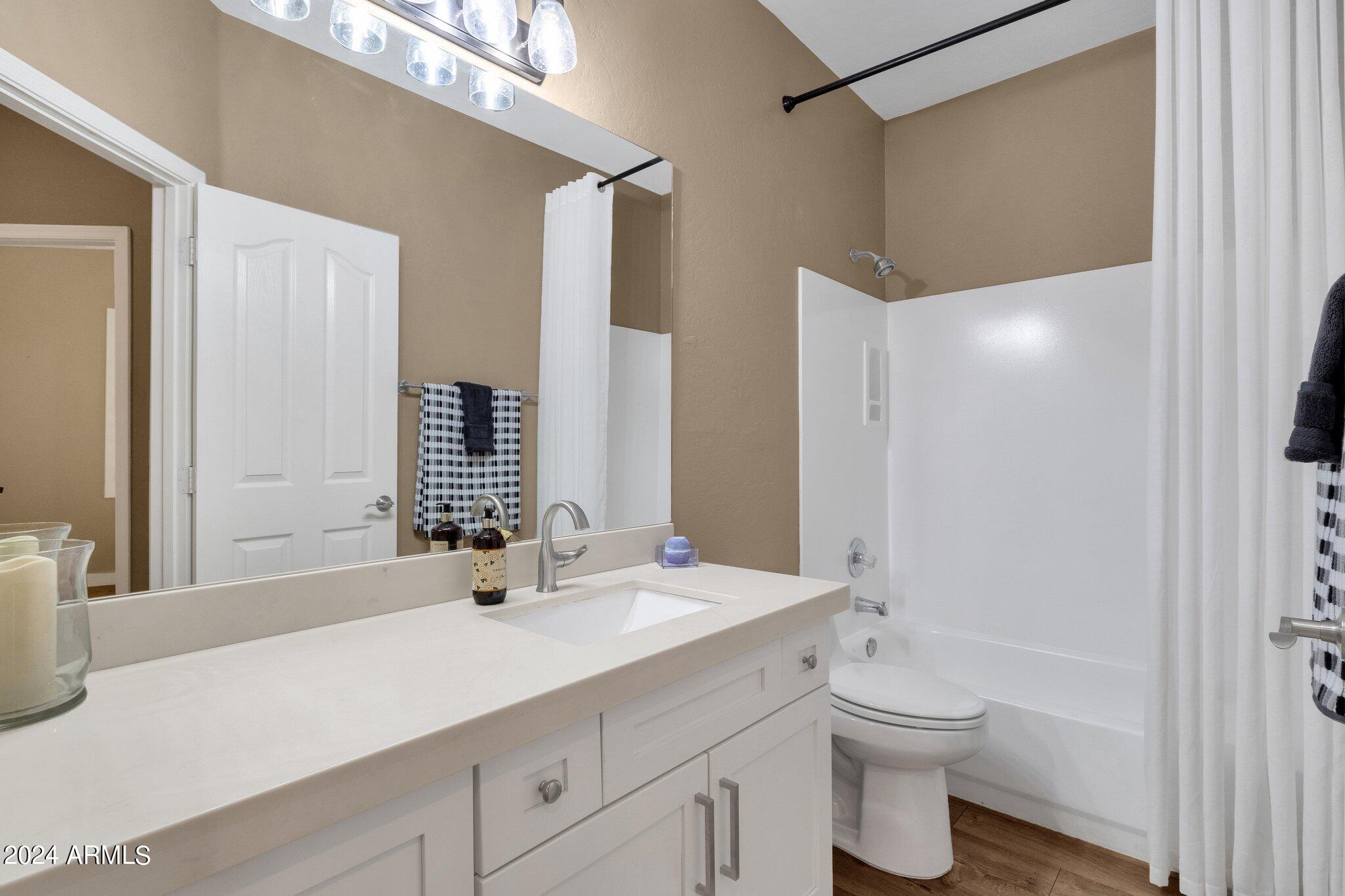 2512 E ARROWHEAD Trail