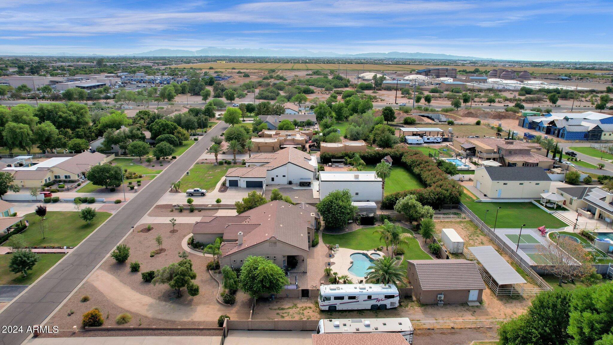 2512 E ARROWHEAD Trail