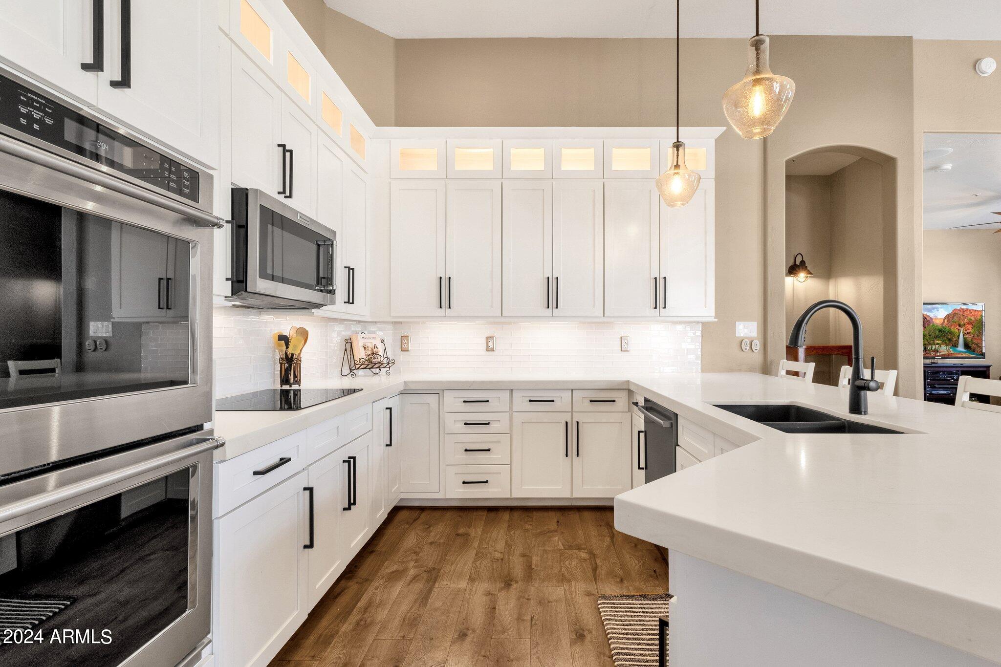 2512 E ARROWHEAD Trail