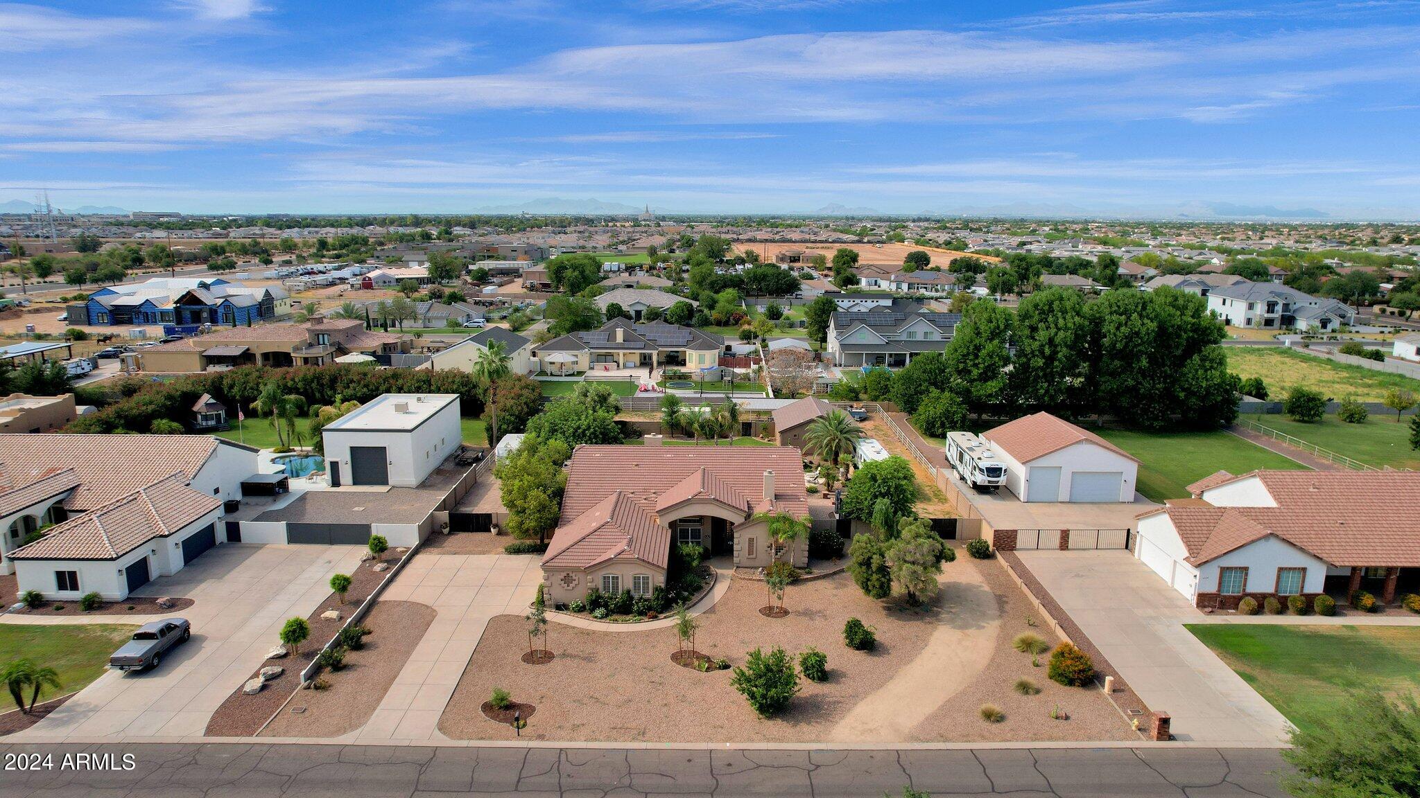 2512 E ARROWHEAD Trail