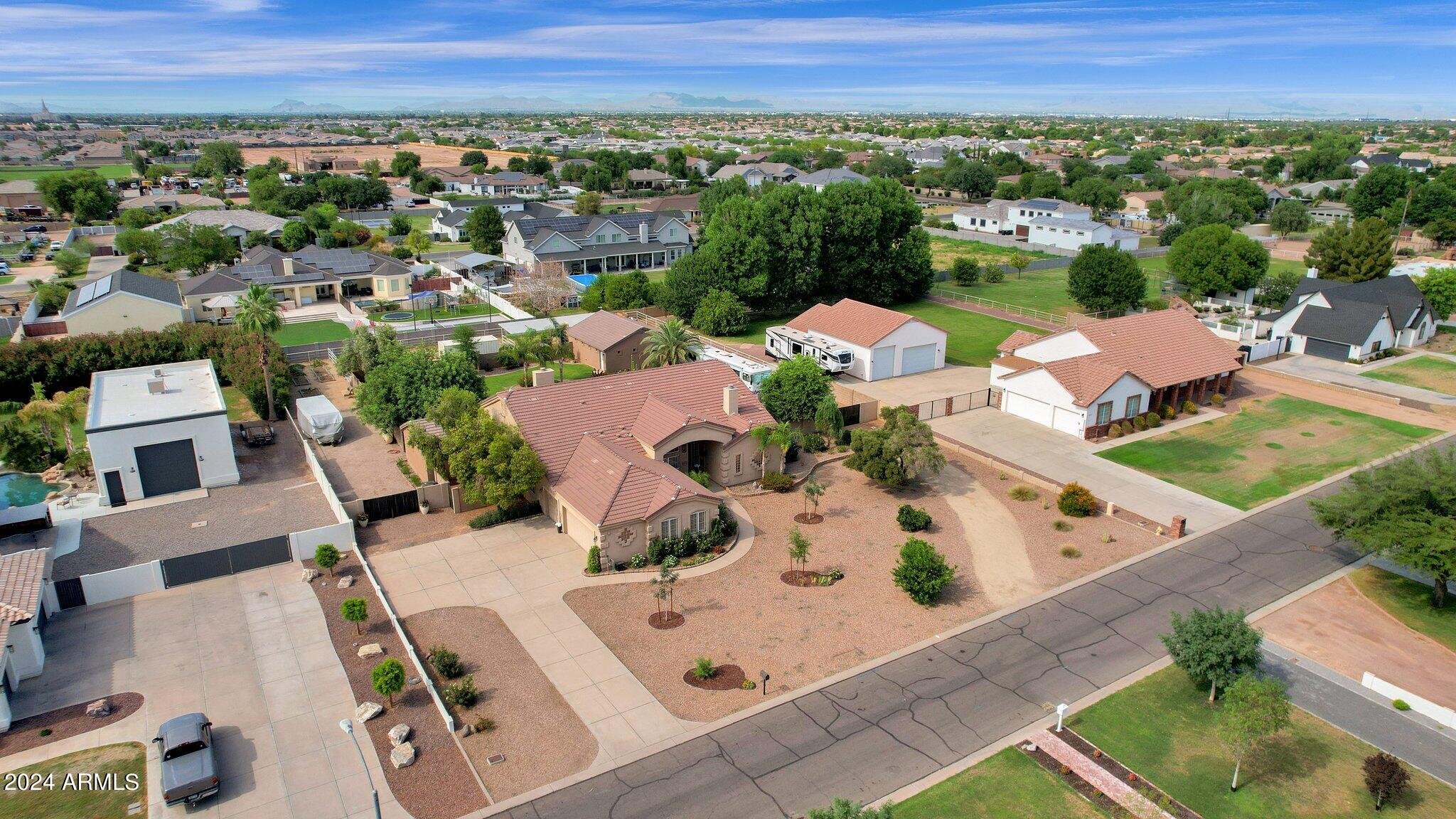 2512 E ARROWHEAD Trail