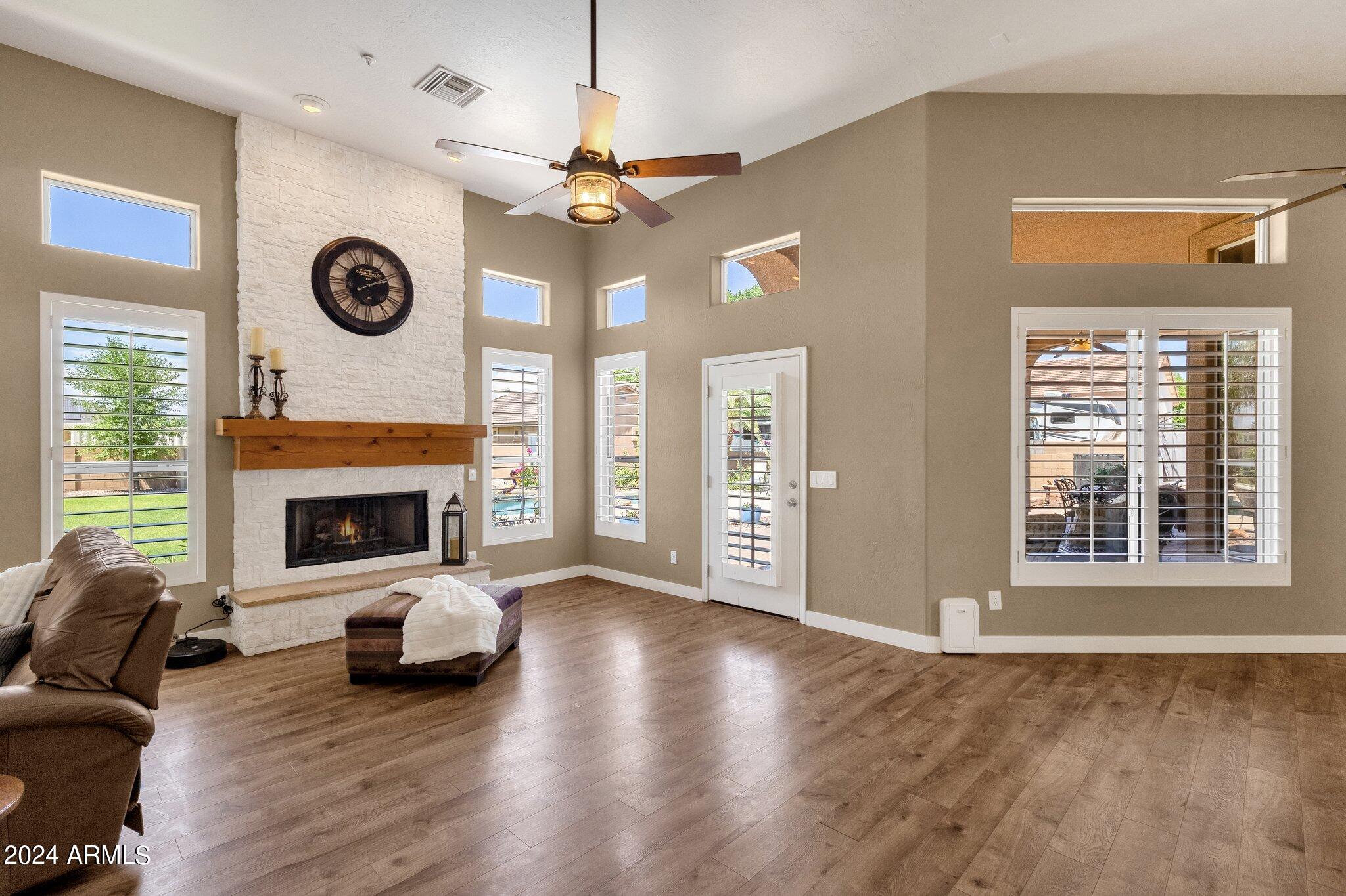 2512 E ARROWHEAD Trail