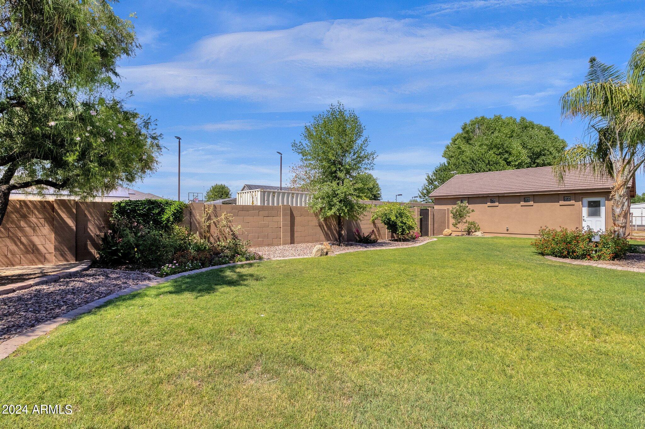 2512 E ARROWHEAD Trail