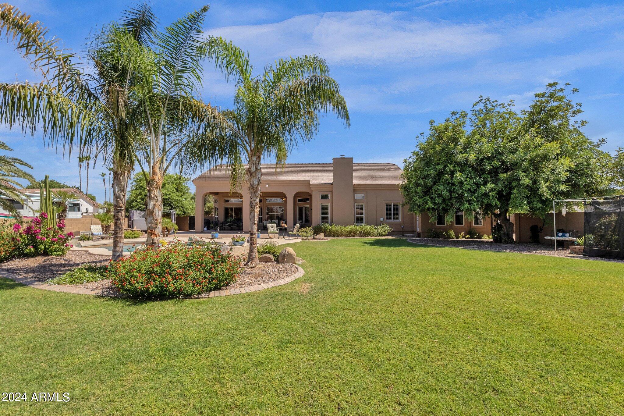 2512 E ARROWHEAD Trail