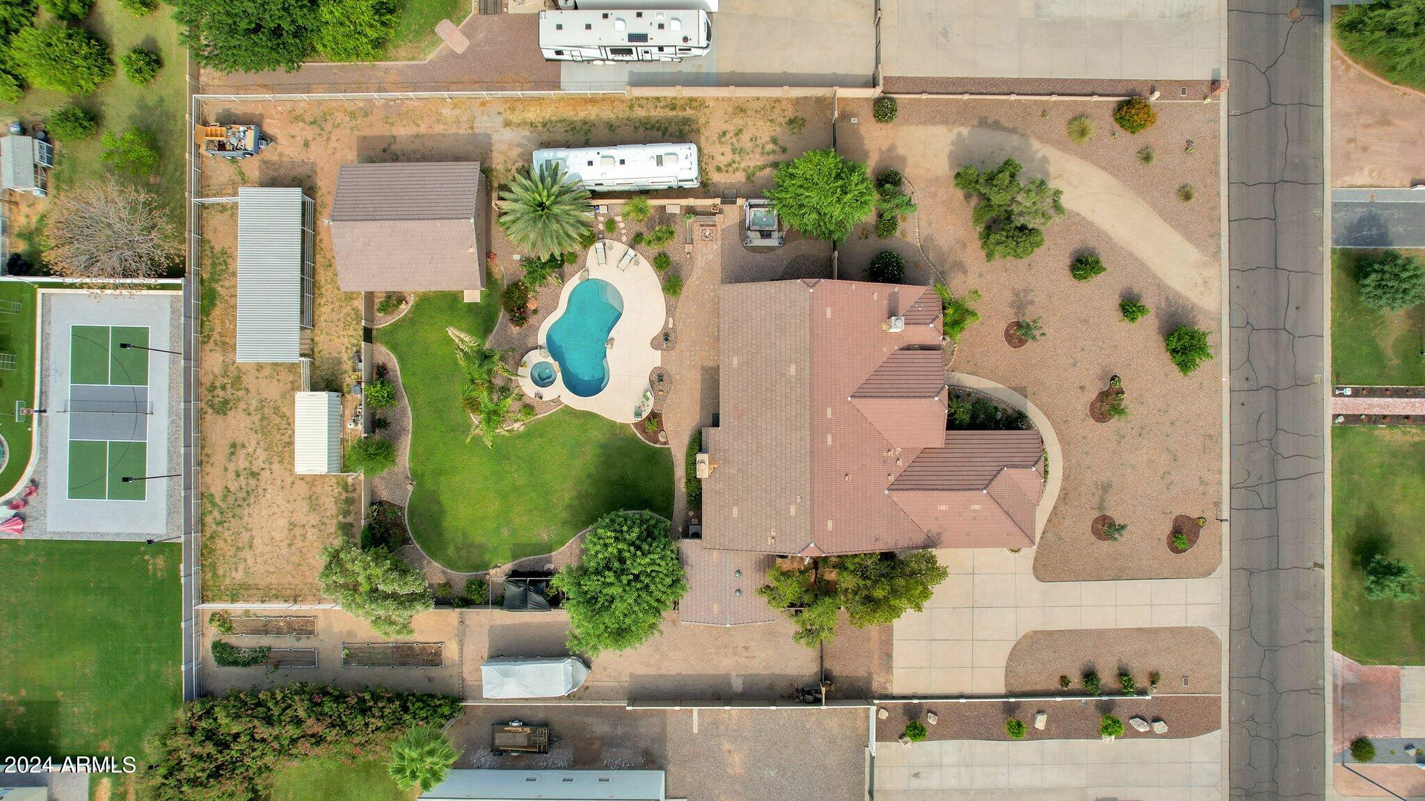 2512 E ARROWHEAD Trail