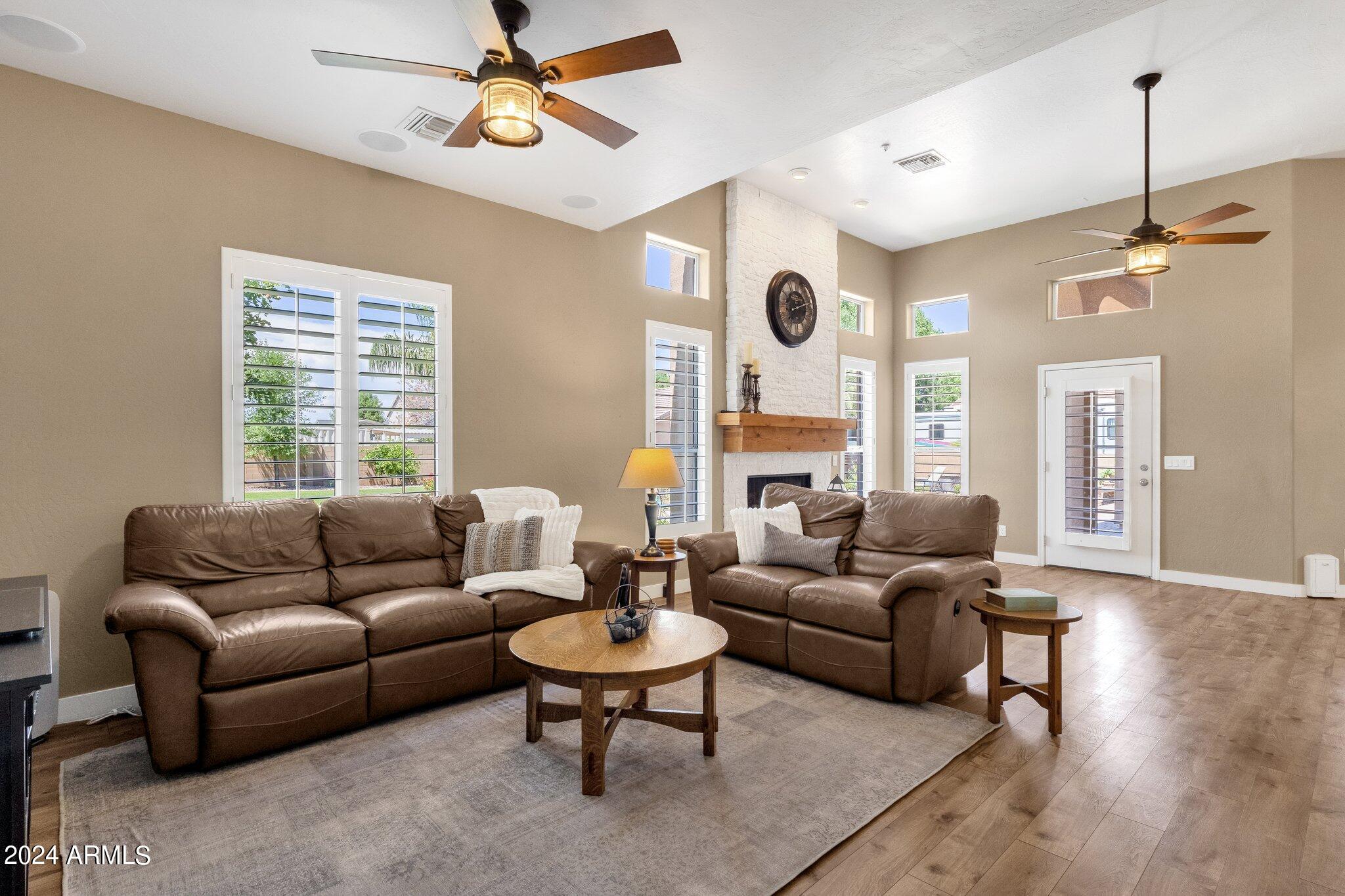 2512 E ARROWHEAD Trail