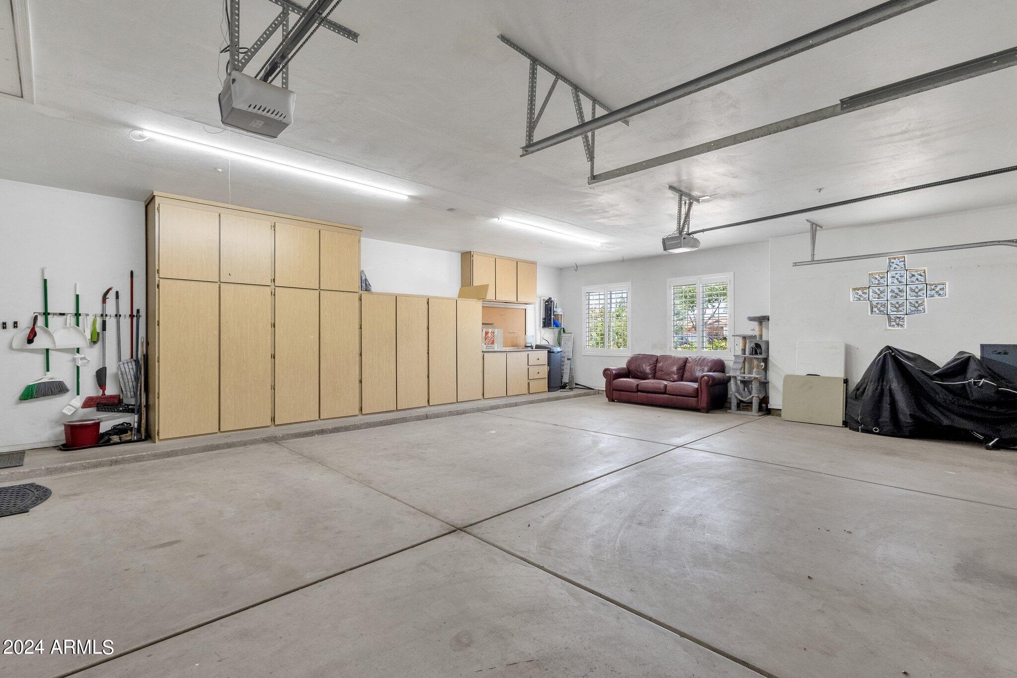 2512 E ARROWHEAD Trail