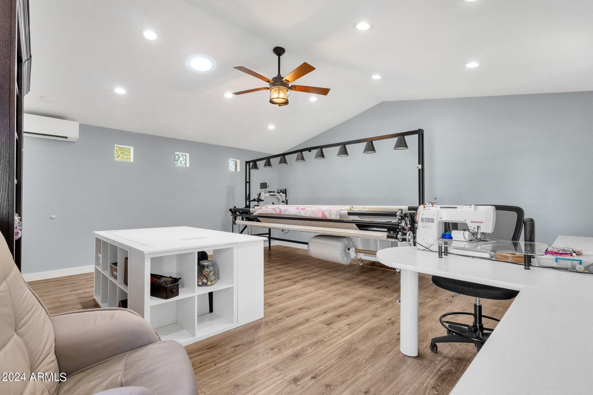 2512 E ARROWHEAD Trail