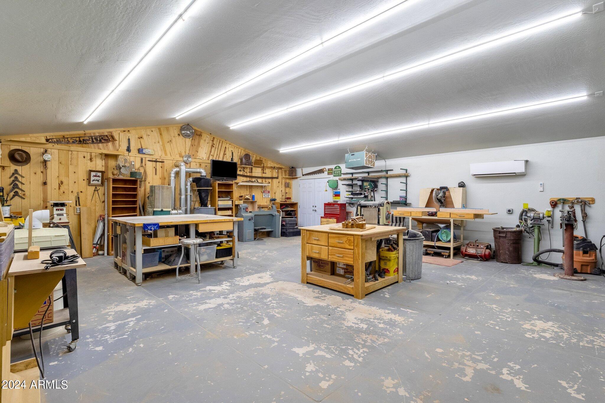 2512 E ARROWHEAD Trail