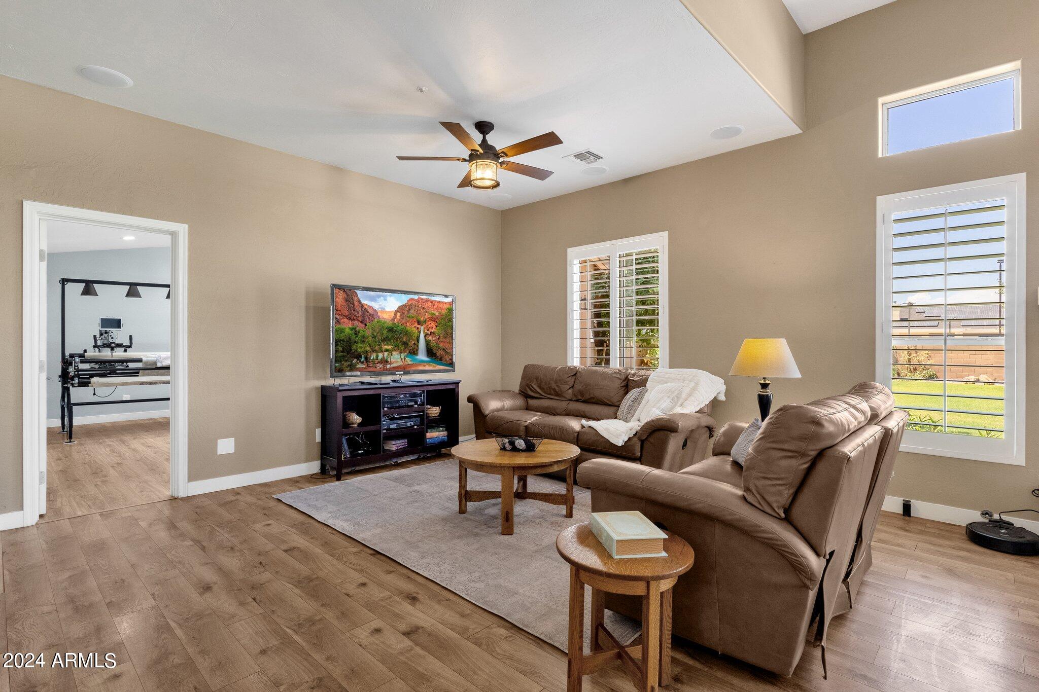 2512 E ARROWHEAD Trail