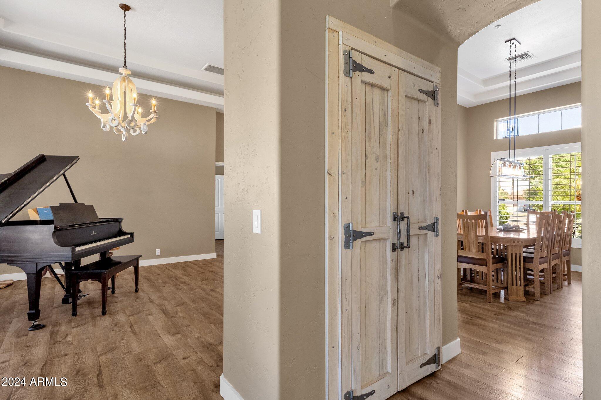 2512 E ARROWHEAD Trail