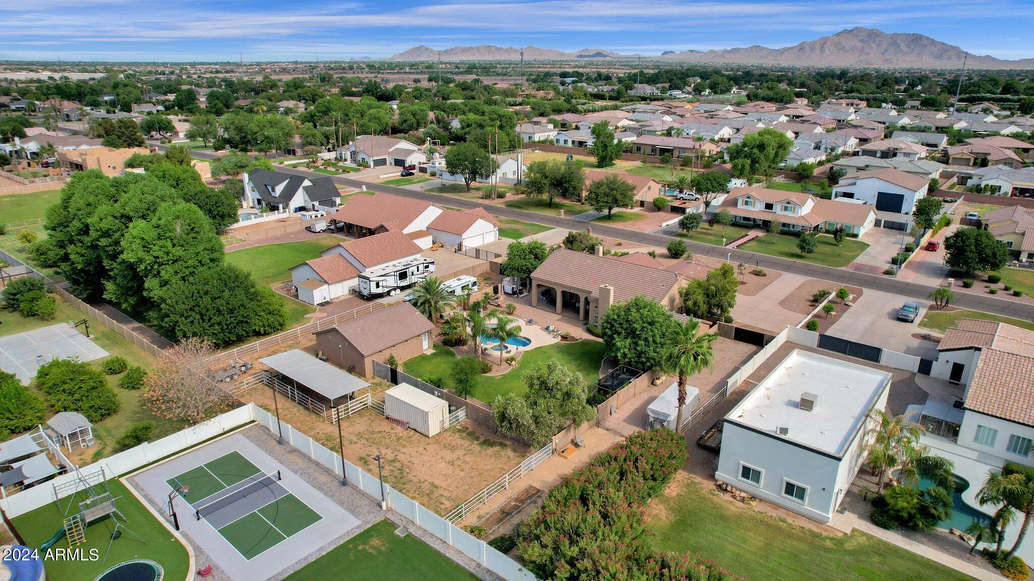 2512 E ARROWHEAD Trail